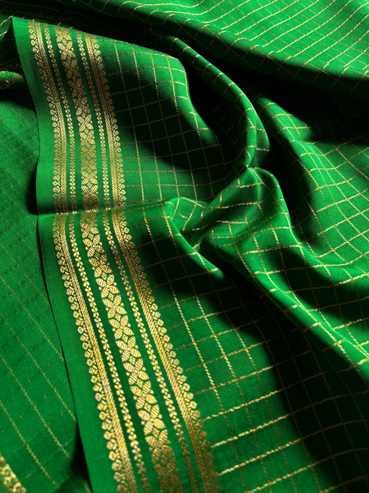 Madhura : Solid Leaf green