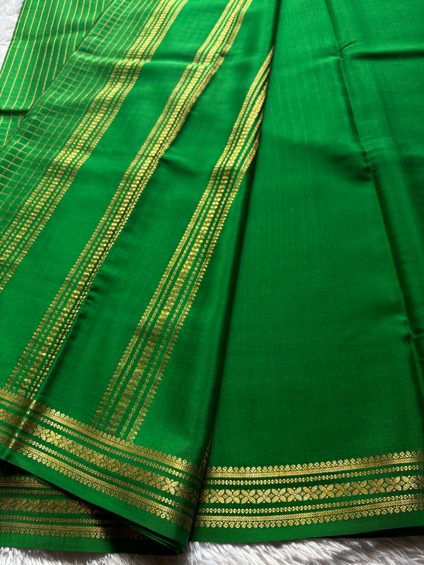Madhura : Solid Leaf green