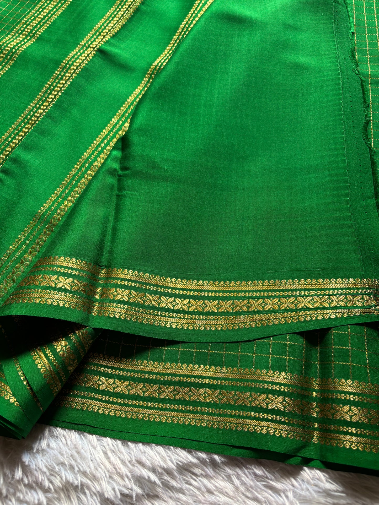 Madhura : Solid Leaf green