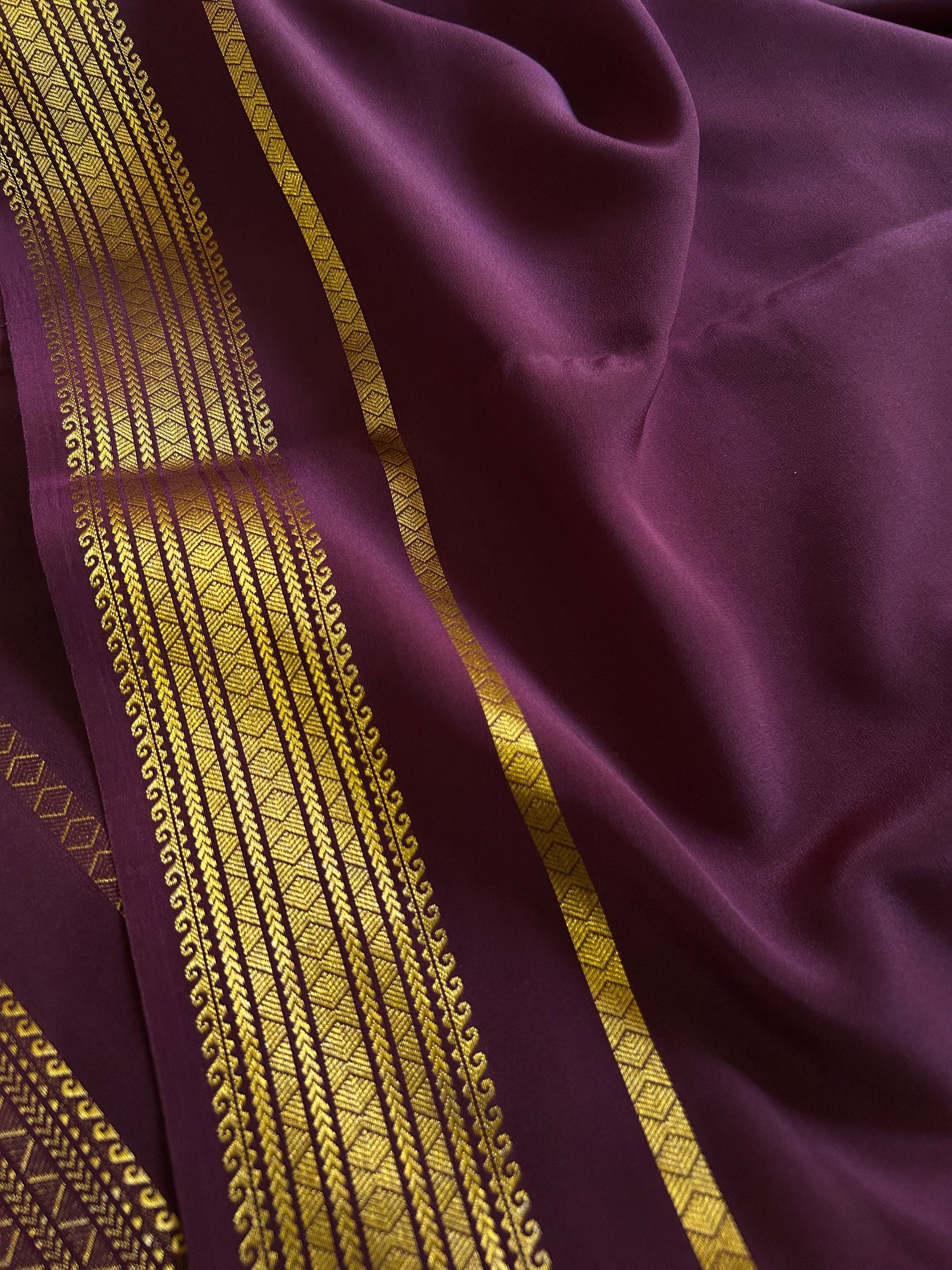 Vanaja : Solid Deep wine