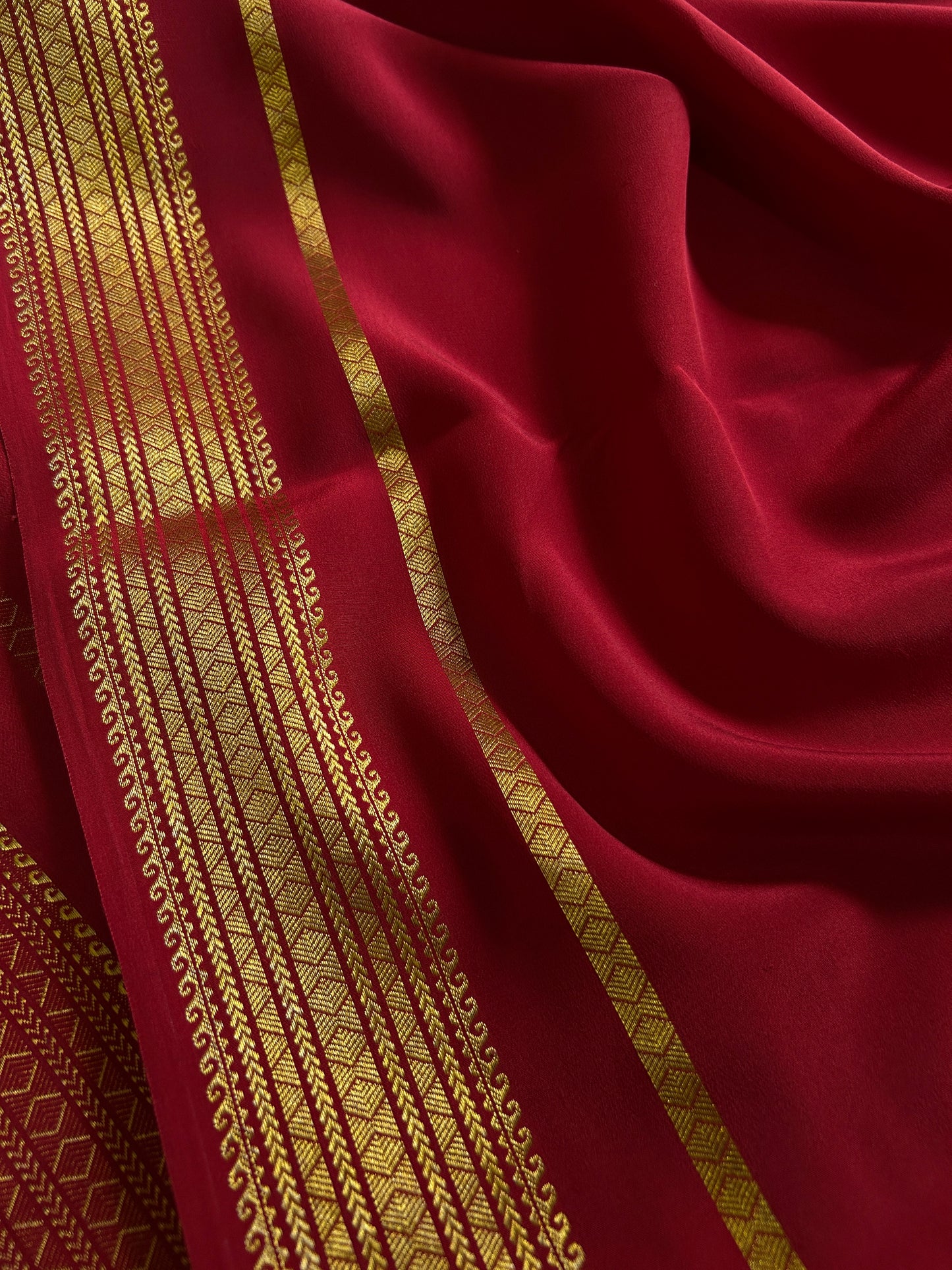 Vanaja : Solid Dark red