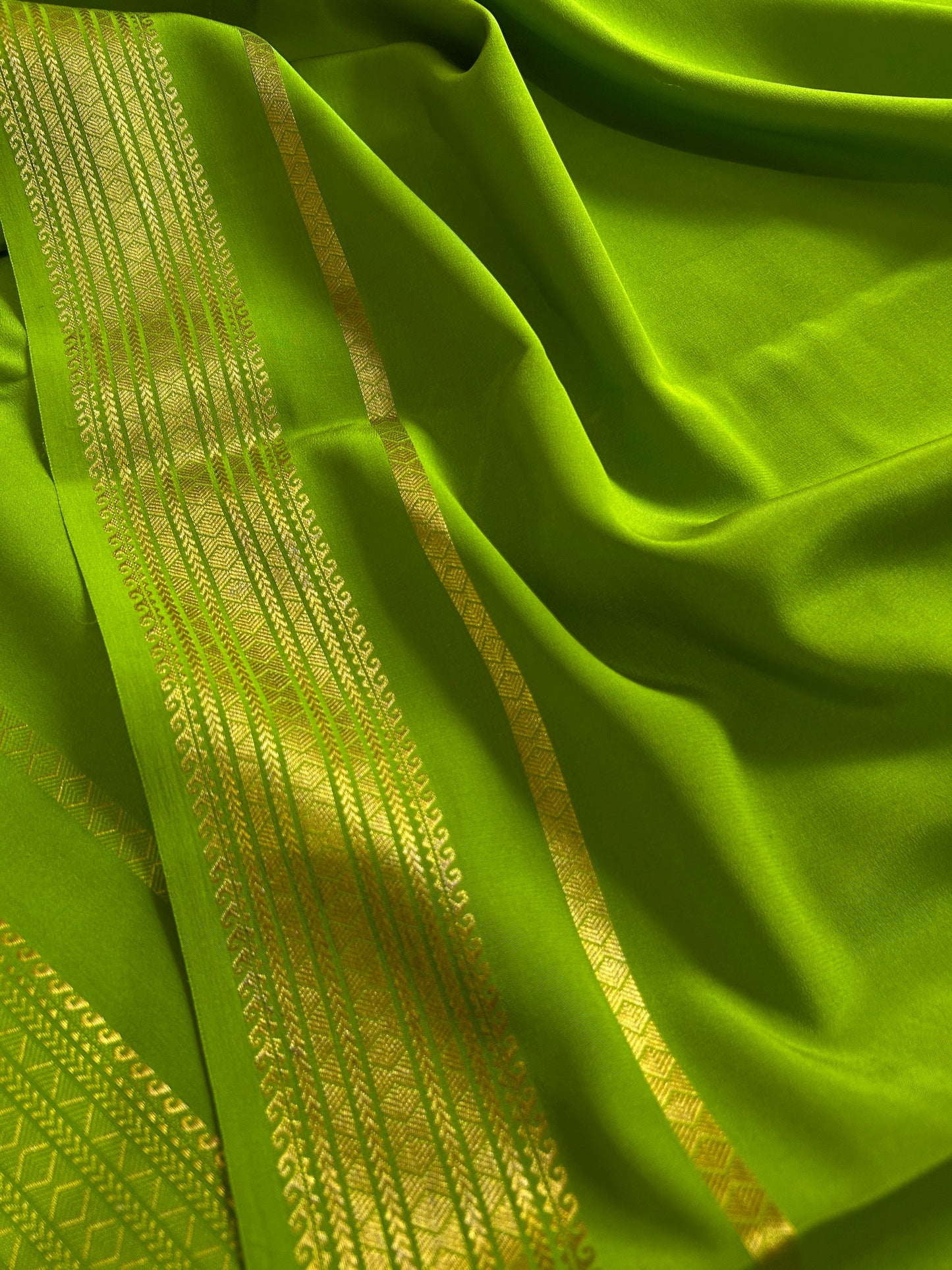 Vanaja : Solid Mehendi green