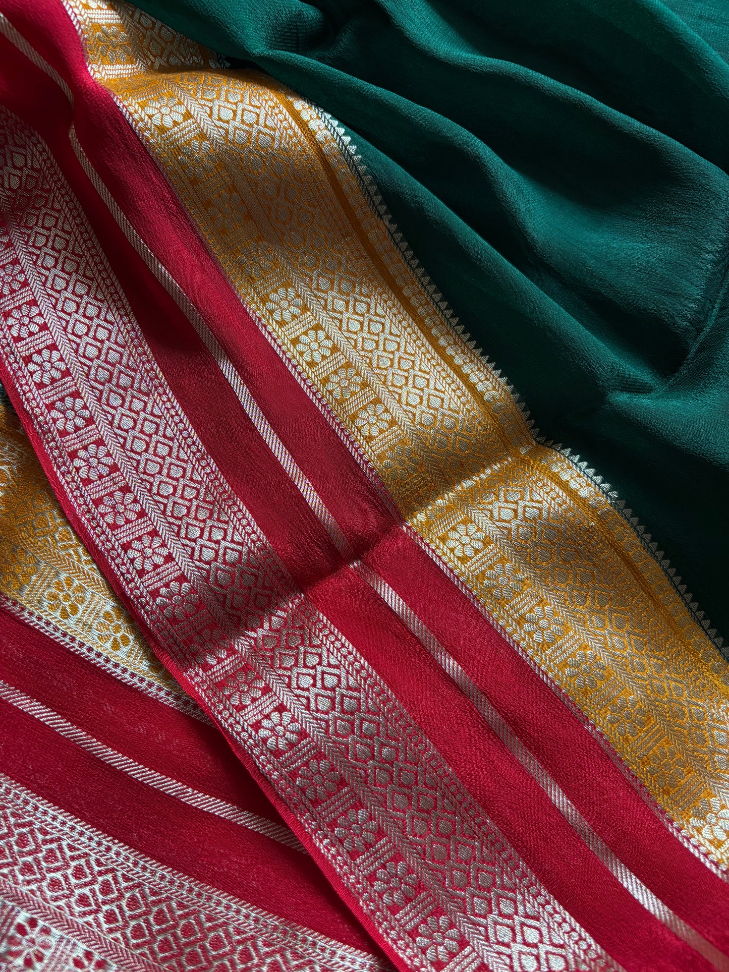 SS107 (3D) : Dark green-golden yellow-red