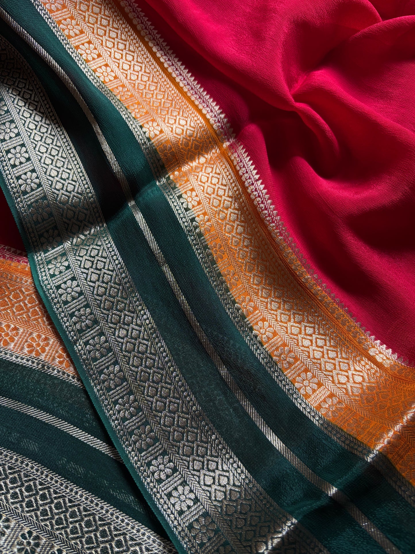 SS107 (3D) : Red-orange-dark green