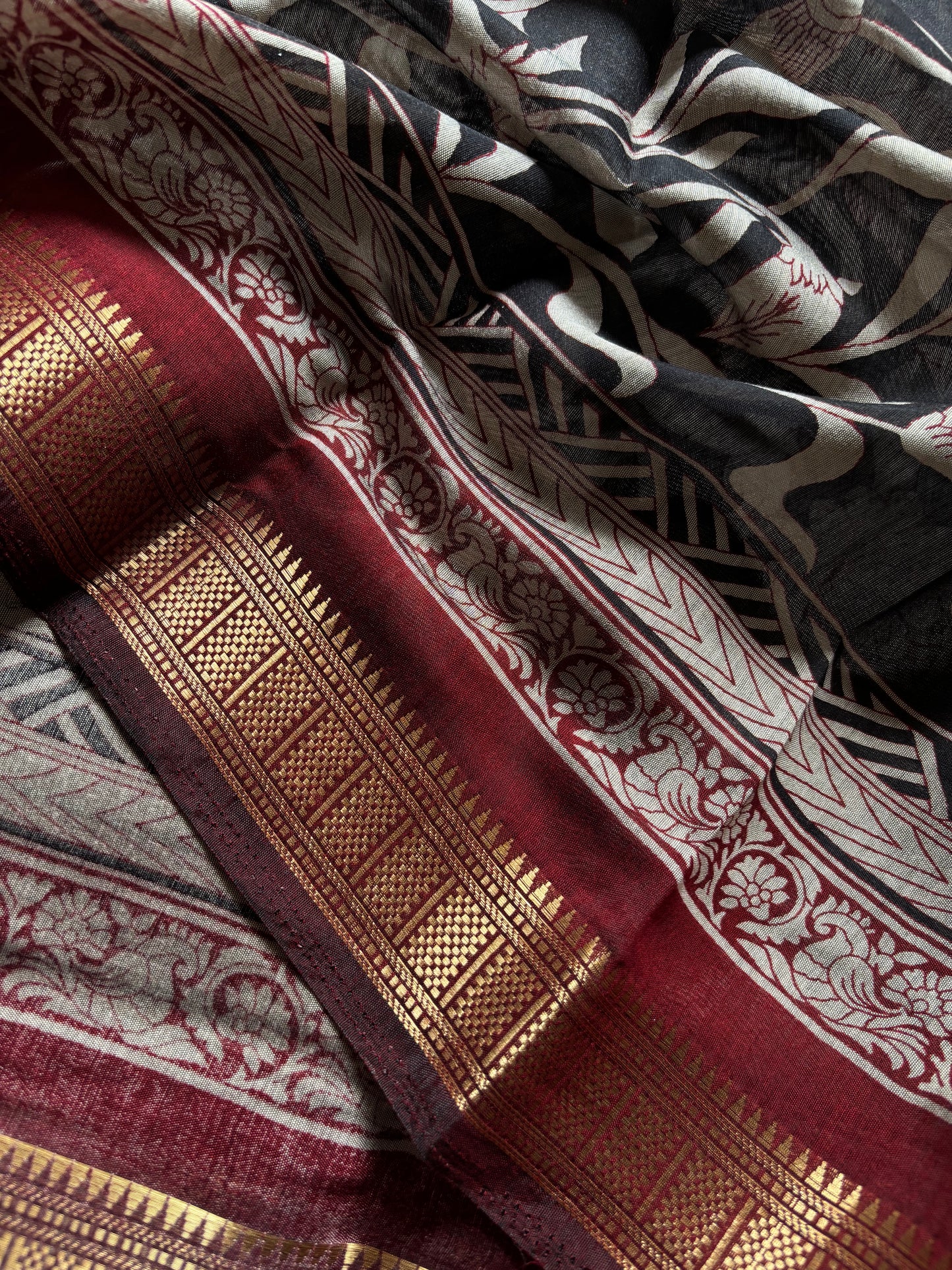 SS112 : Printed Black-maroon