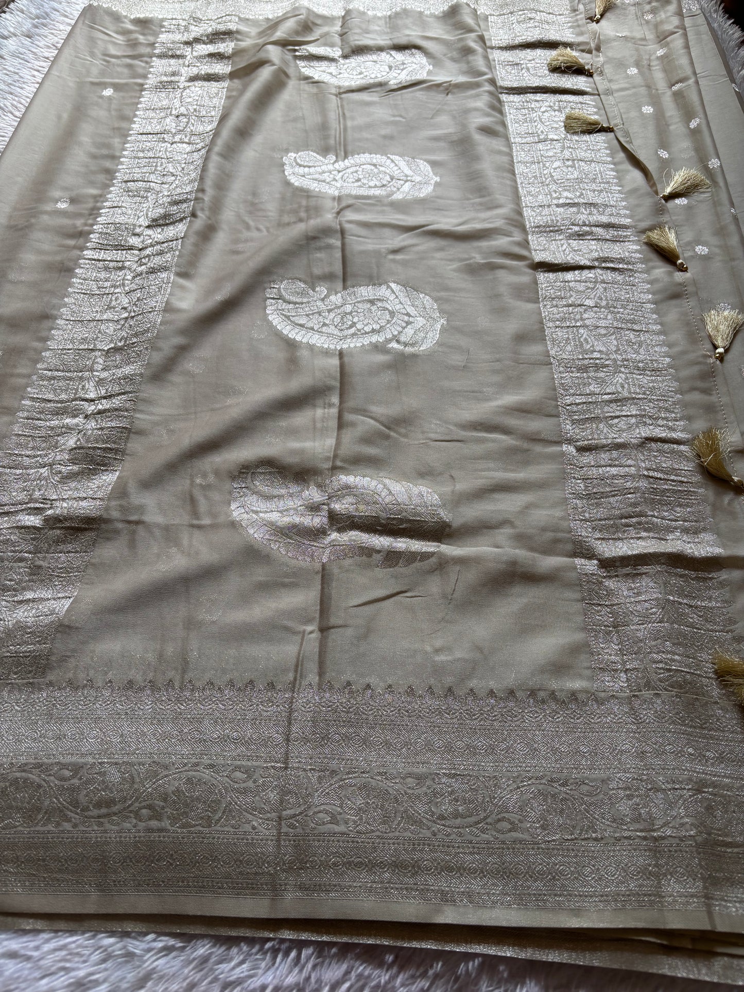SS115 : Solid Silver grey