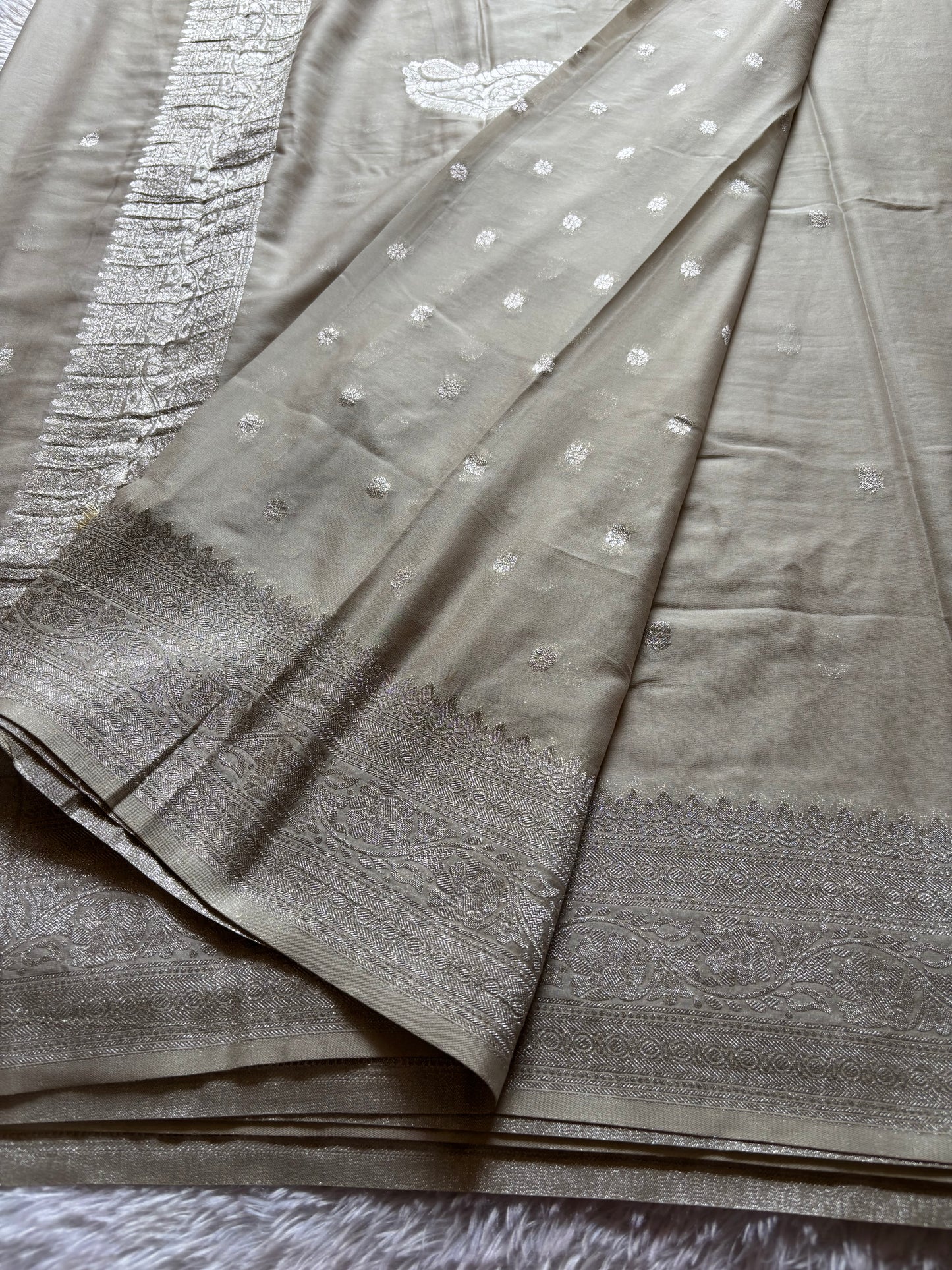 SS115 : Solid Silver grey