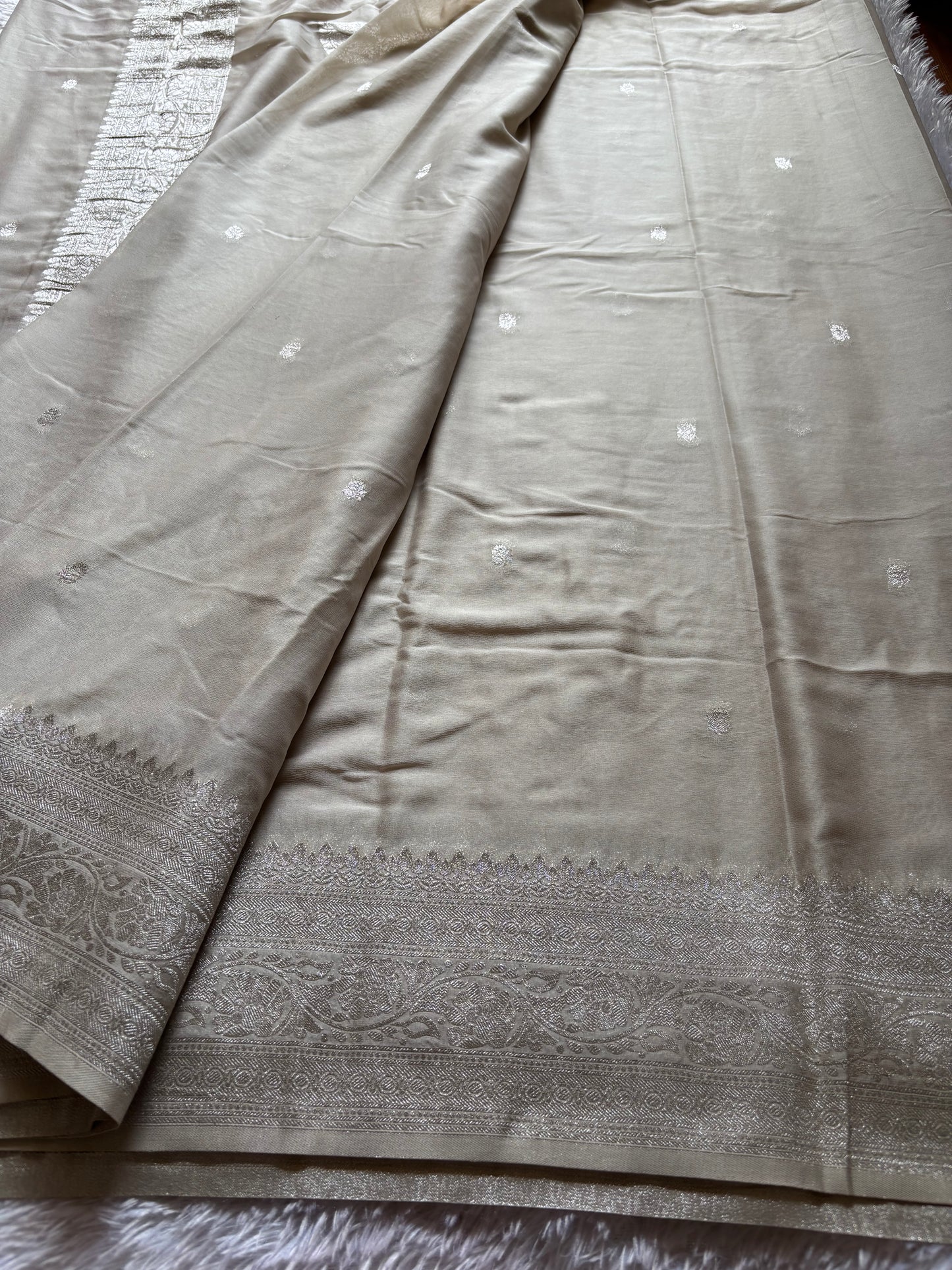 SS115 : Solid Silver grey