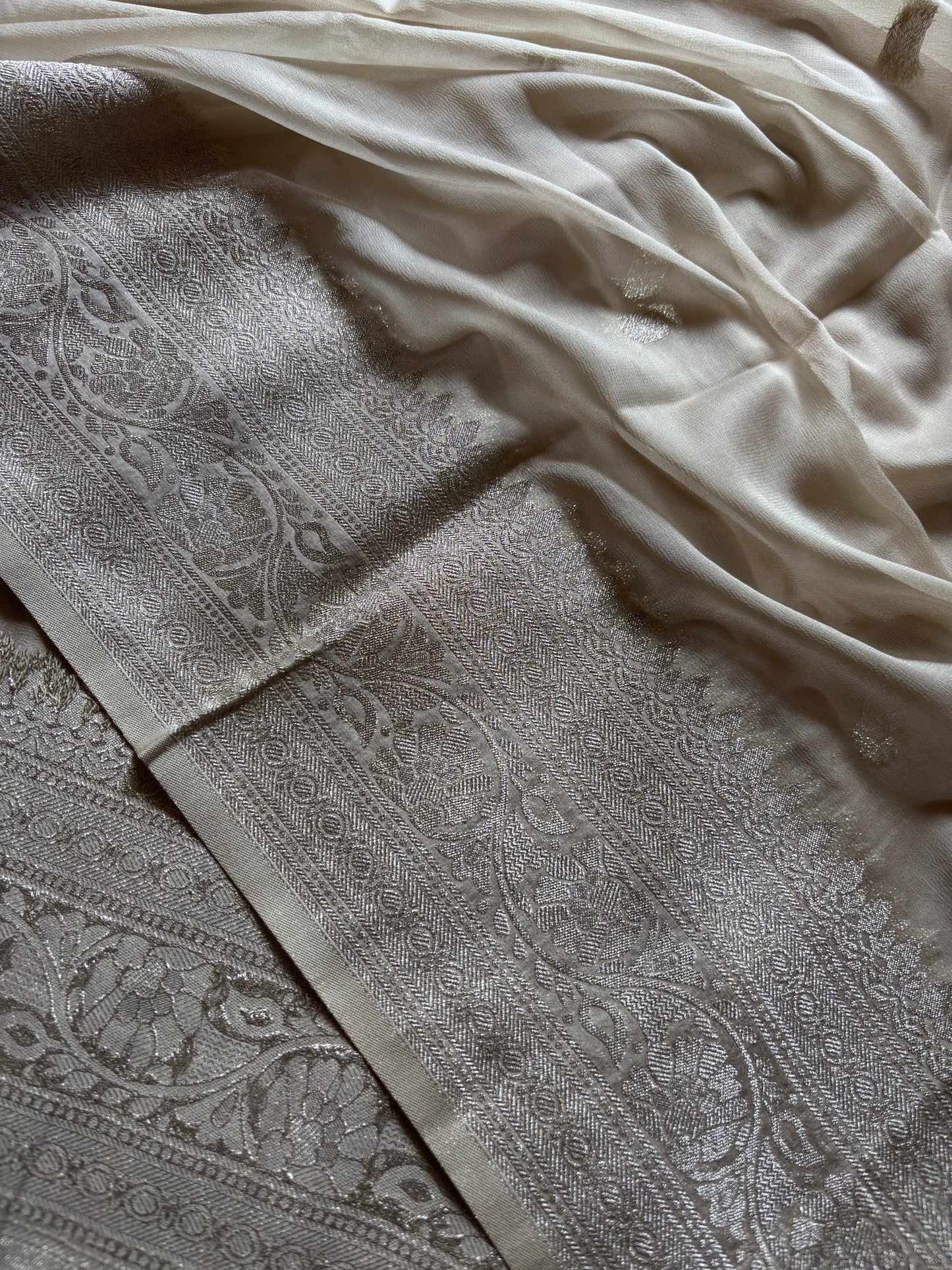 SS115 : Solid Silver grey