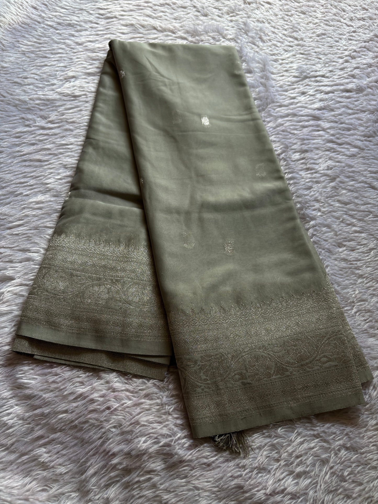 SS115 : Solid Sage green