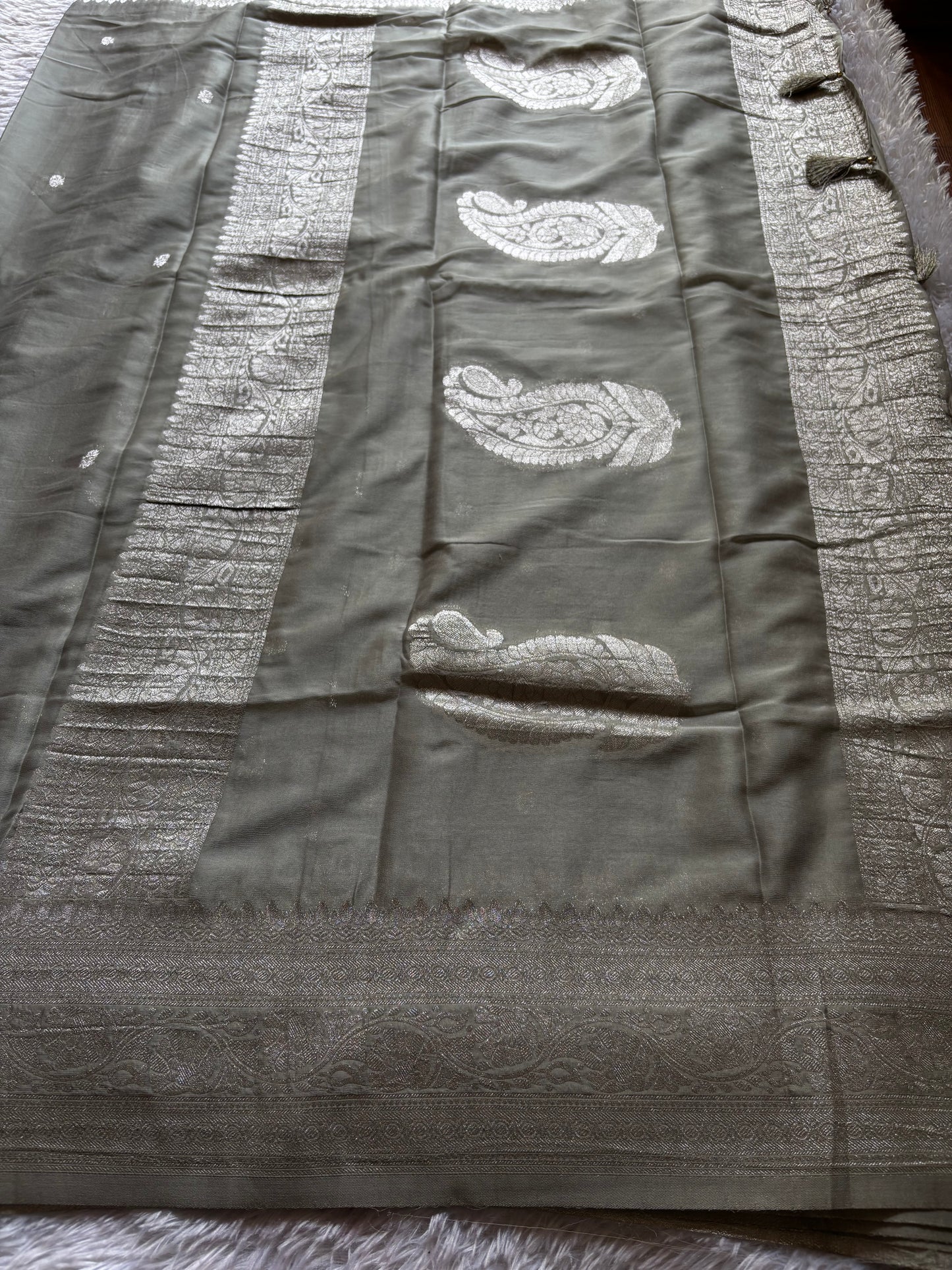 SS115 : Solid Sage green