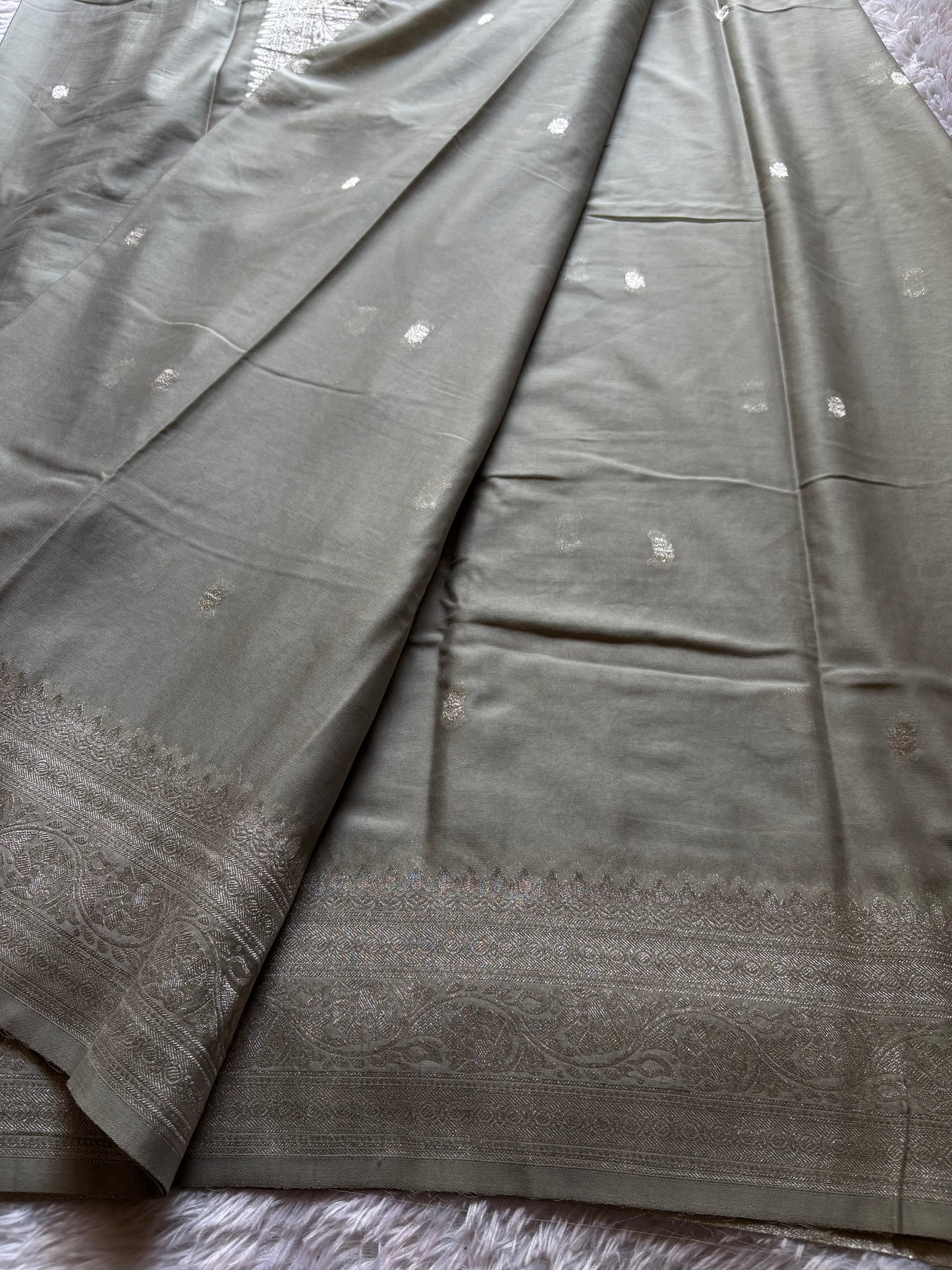 SS115 : Solid Sage green