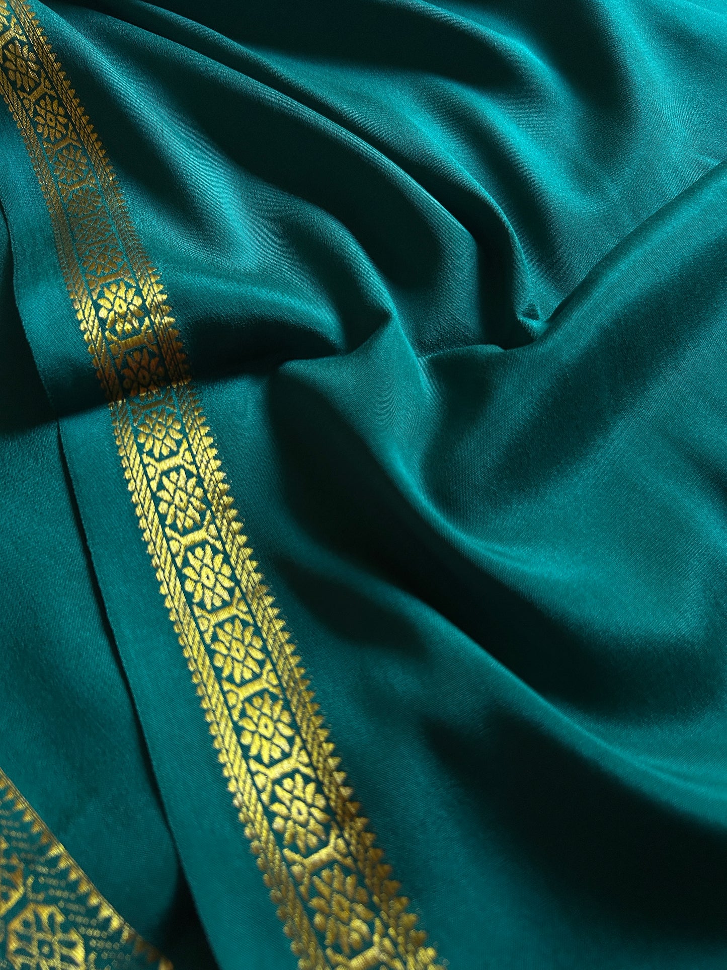 Rudrakshi : Solid Peacock green