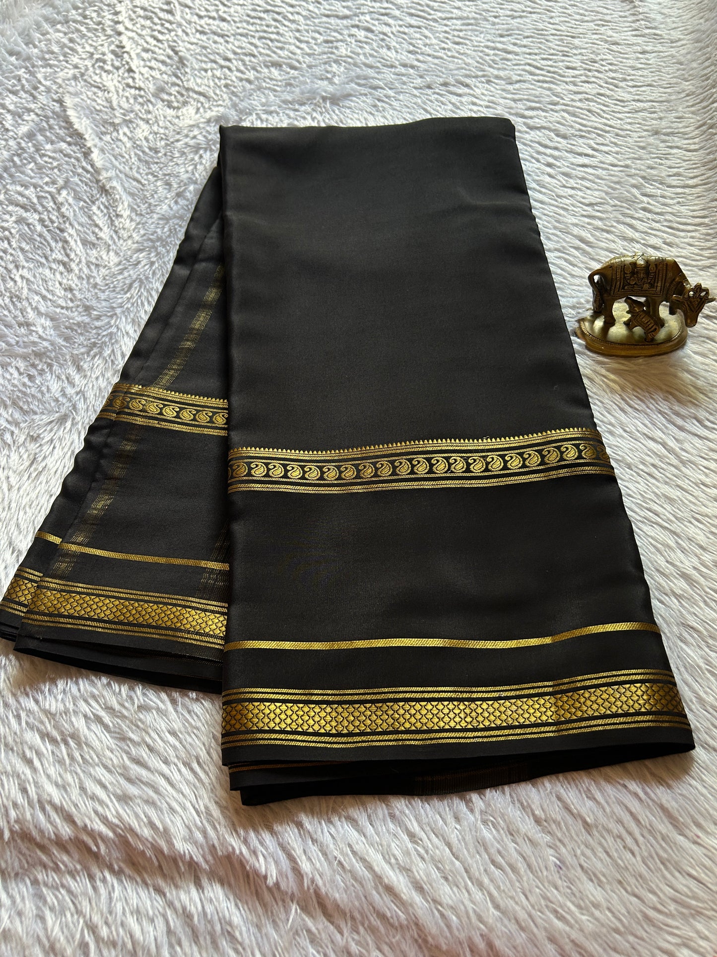 Guna : Solid Black
