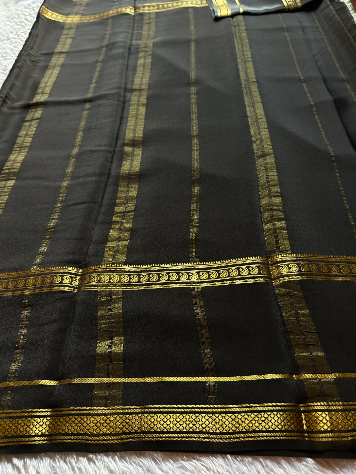 Guna : Solid Black