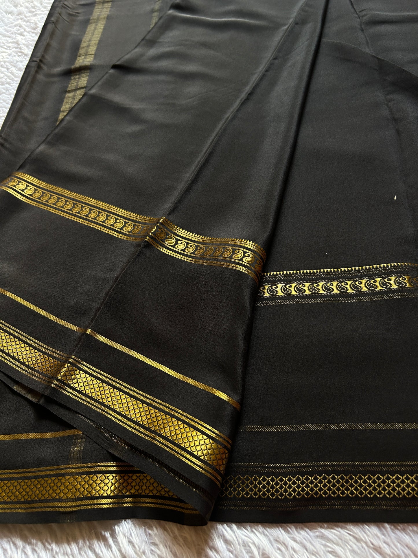 Guna : Solid Black