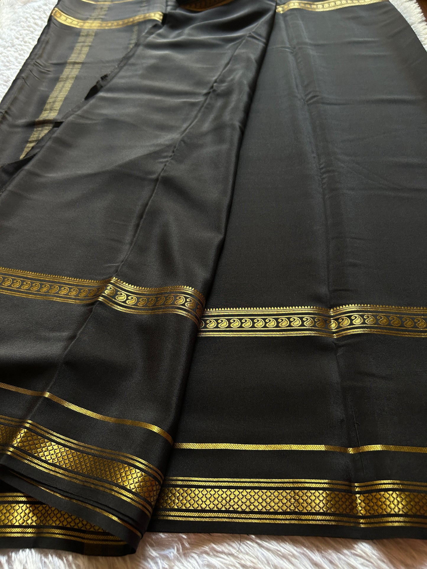 Guna : Solid Black