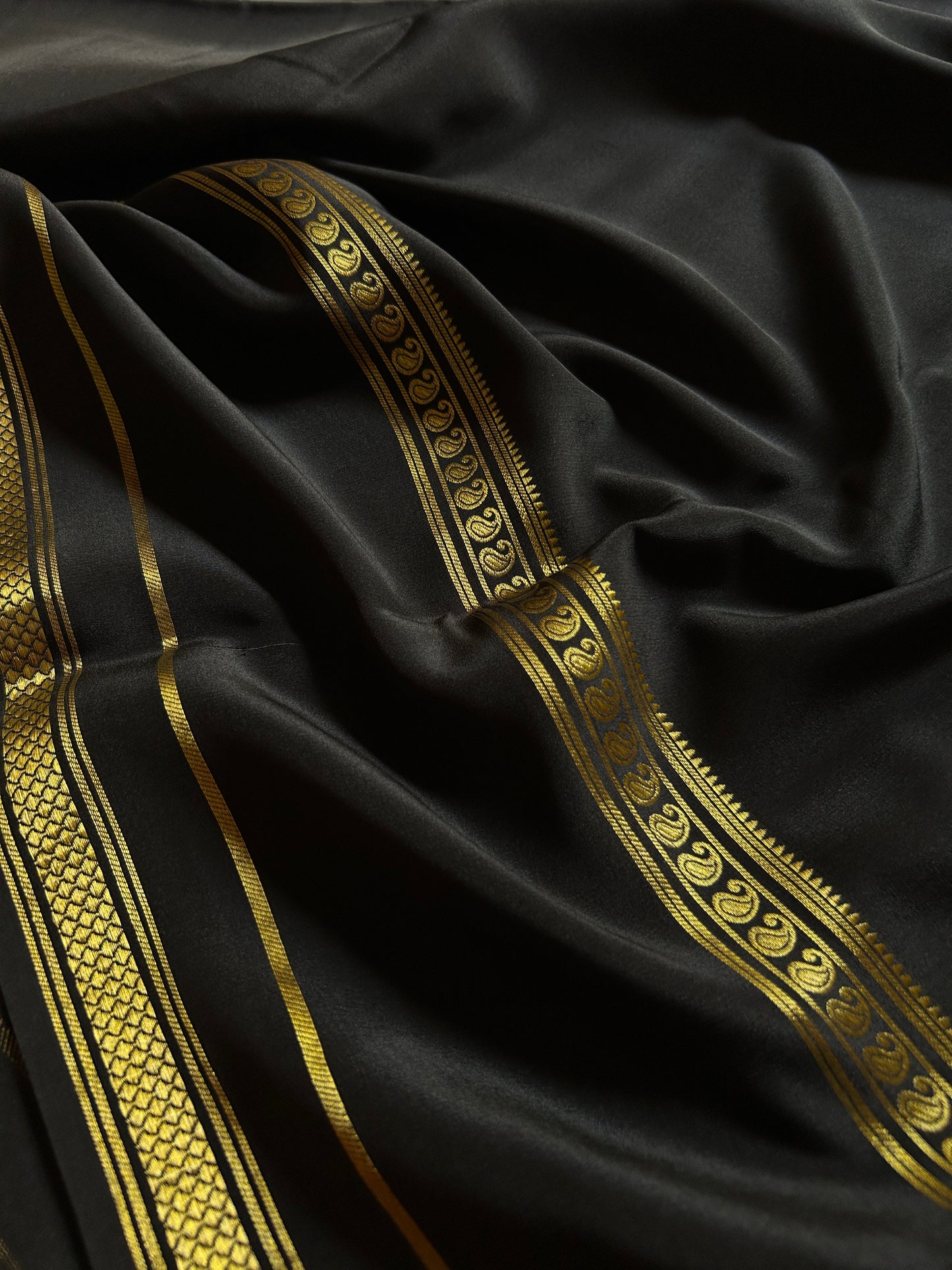 Guna : Solid Black