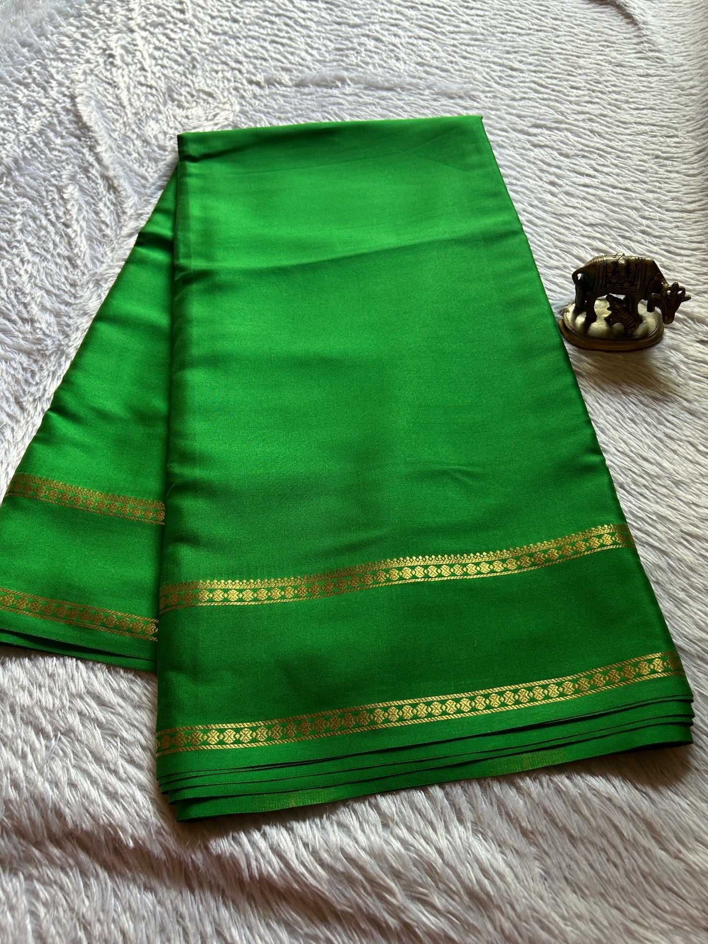 Shakthi : Solid Leaf green