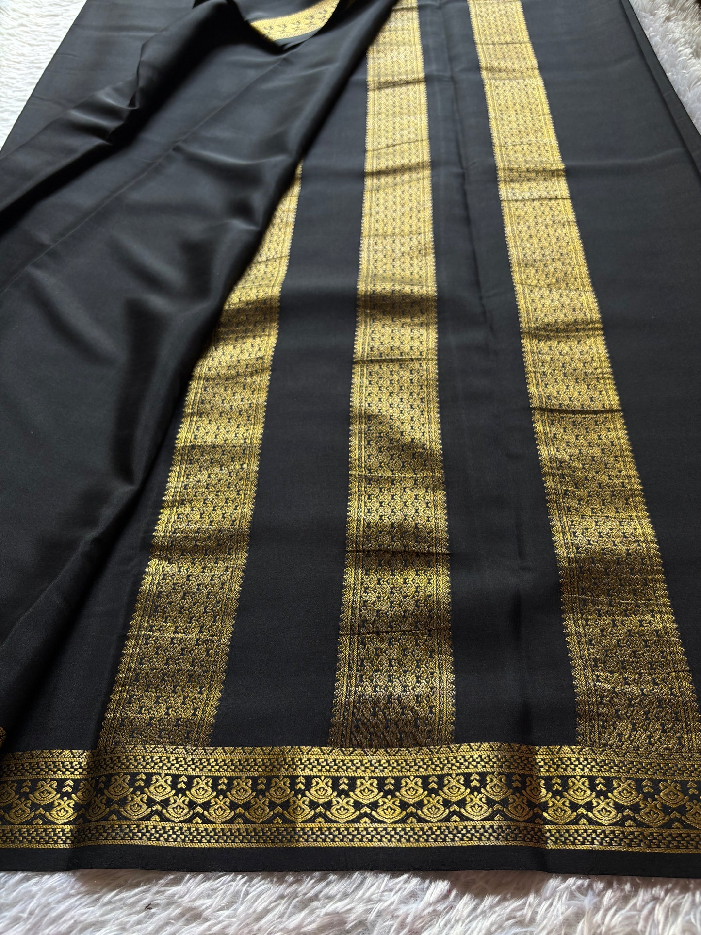 Shilpa : Solid Black