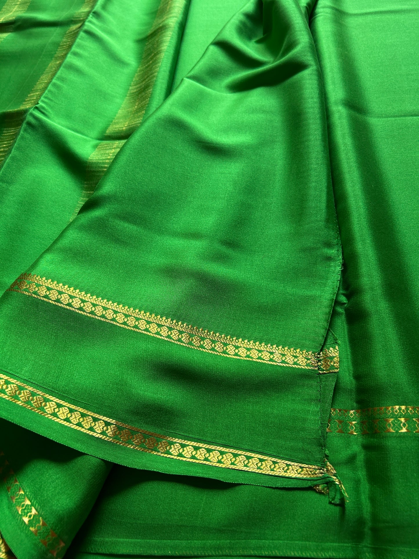 Shakthi : Solid Leaf green