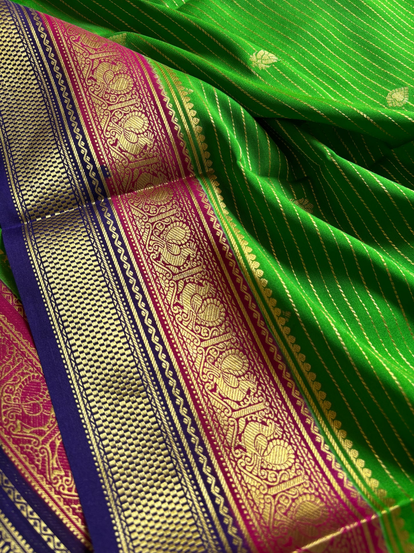 Amulya (3D) : Parrot green-pink-navy blue