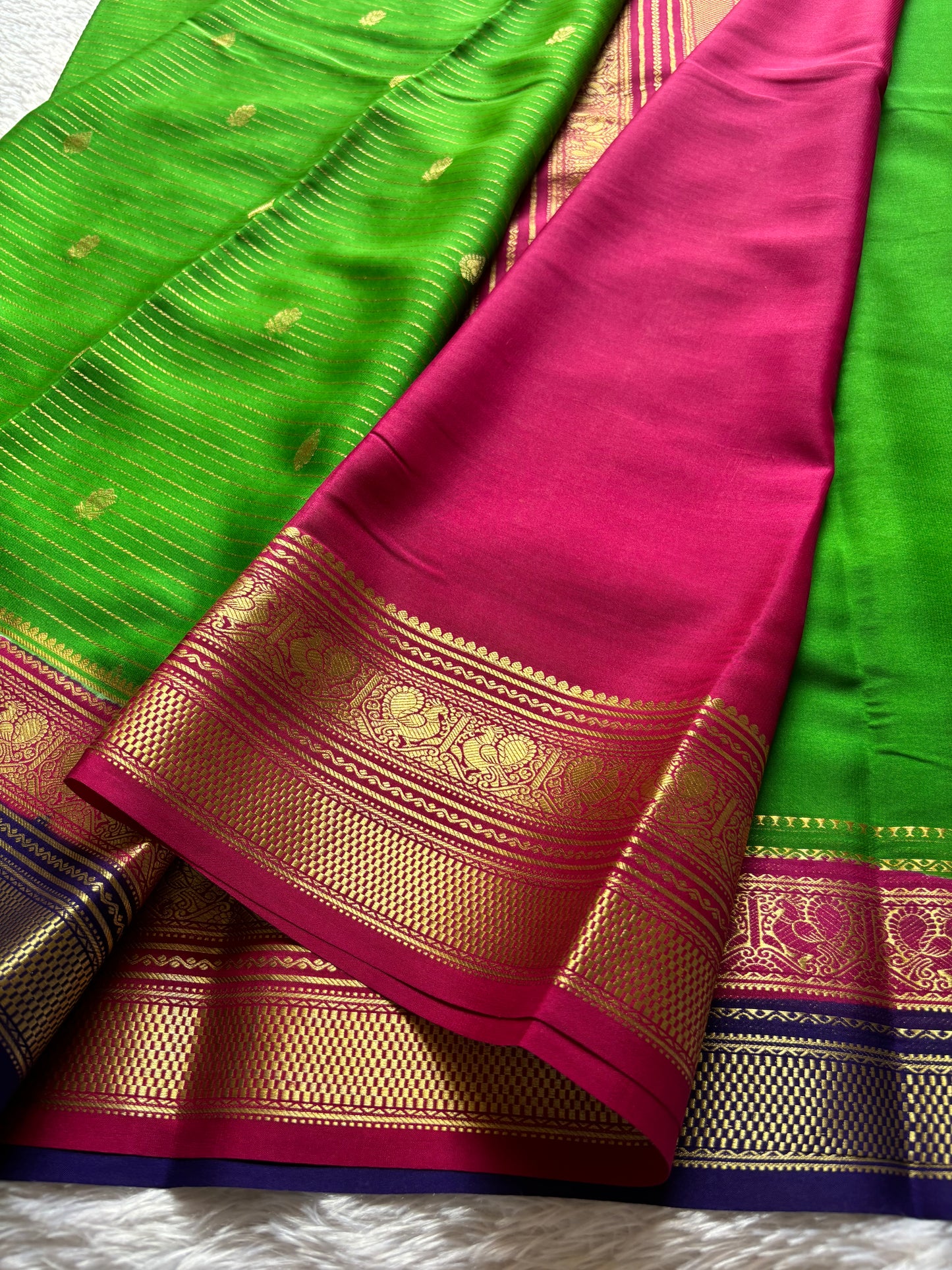 Amulya (3D) : Parrot green-pink-navy blue