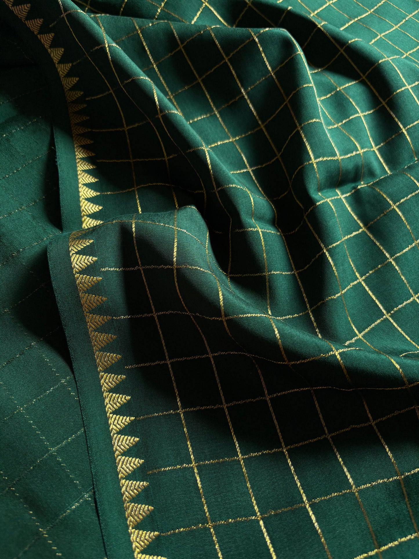 Malavika : Solid Bottle green
