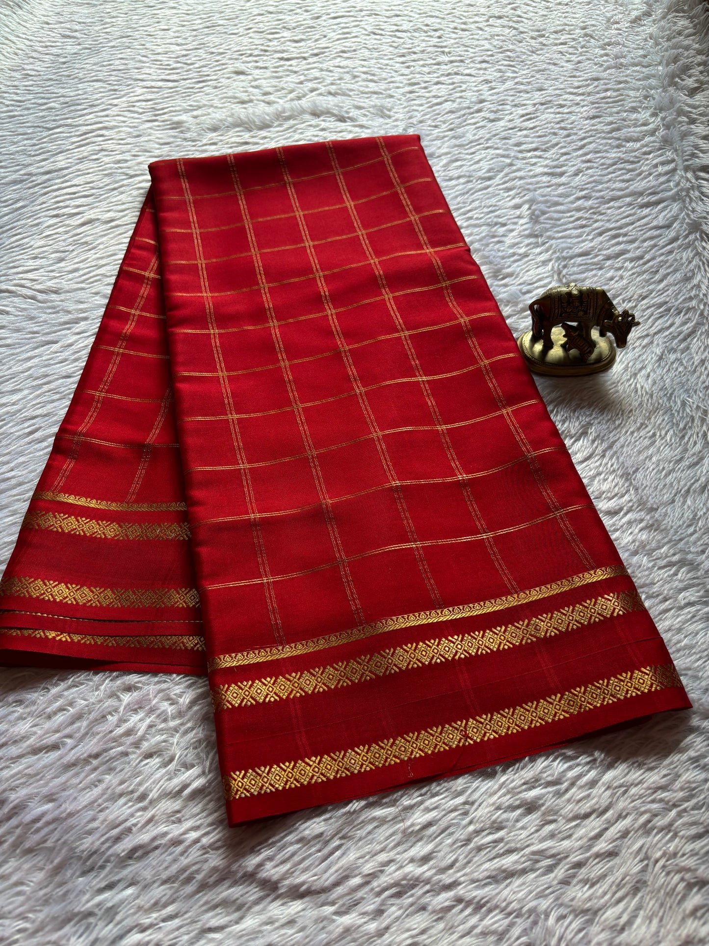 Vismaya : Solid Red