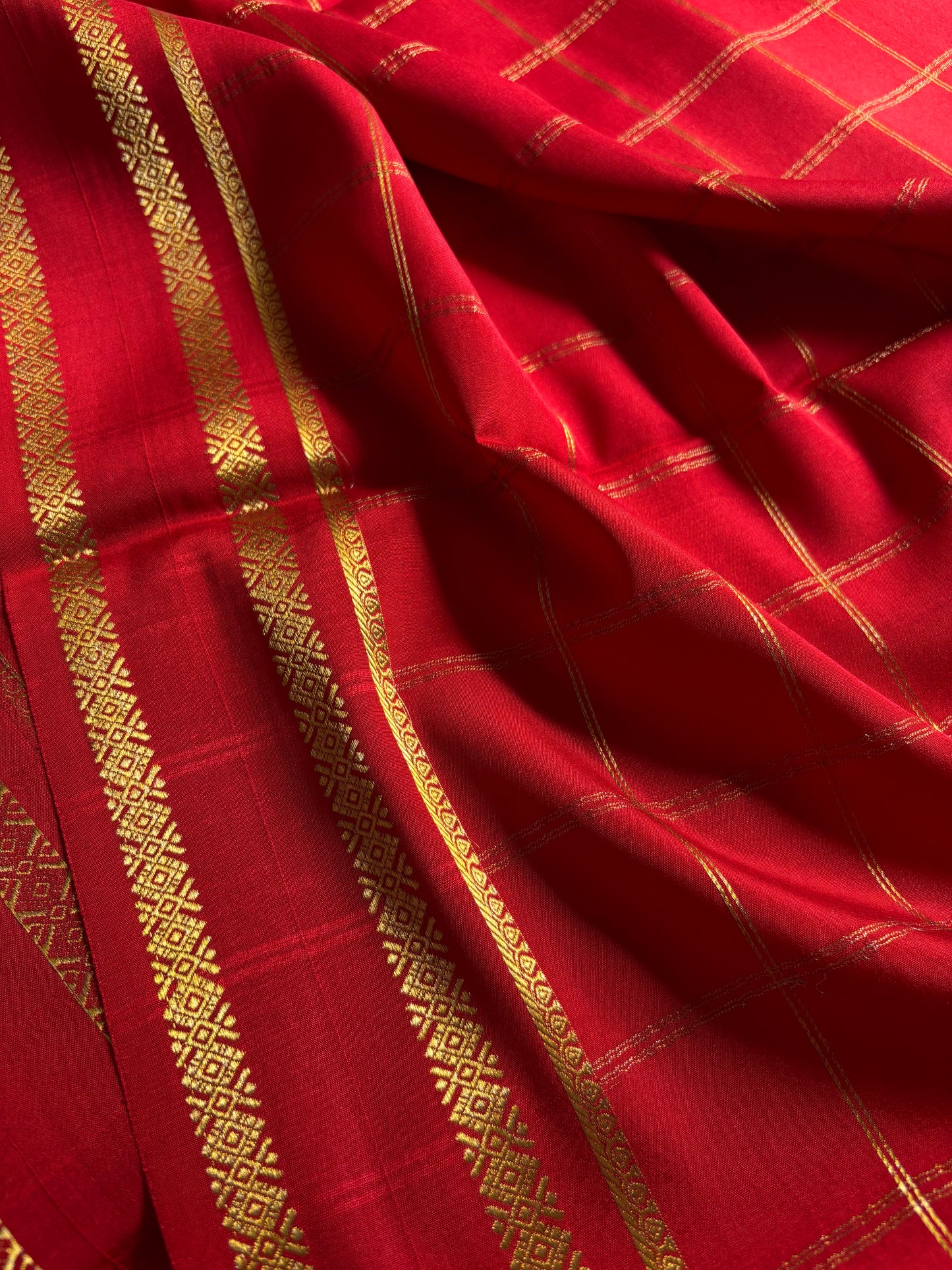 Vismaya : Solid Red
