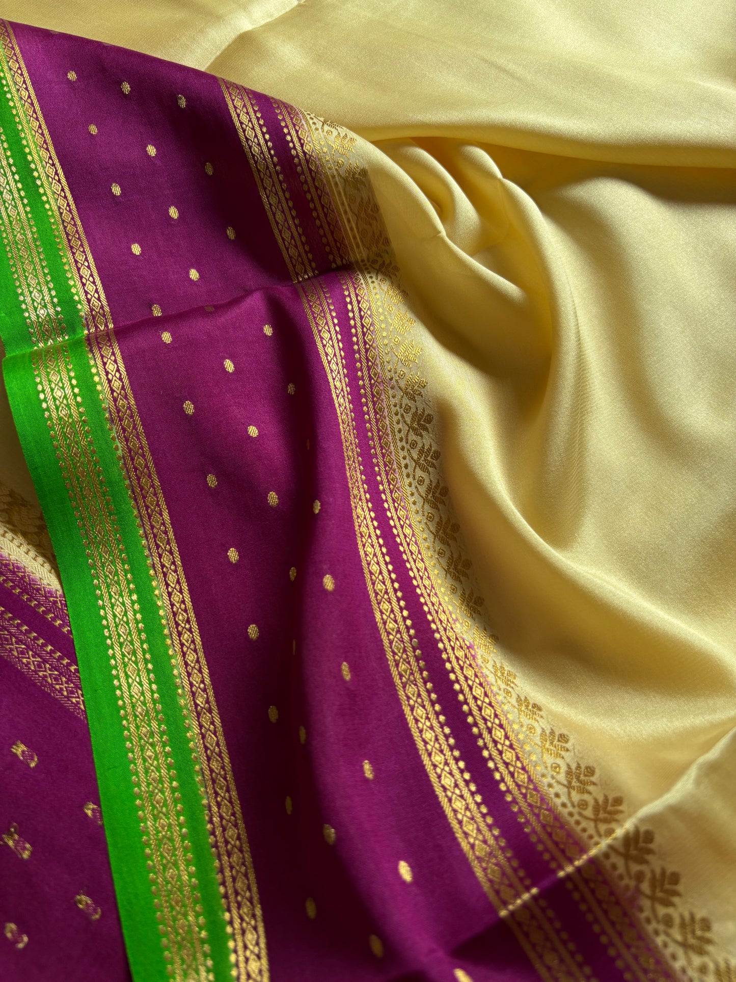 Drishti (3D) : Cream-magenta-green