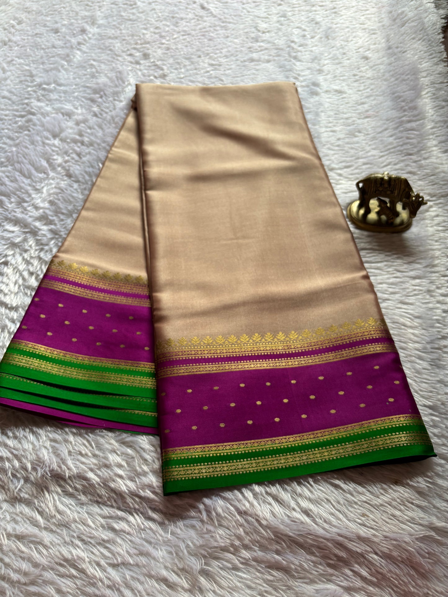 Drishti (3D) : Pinkish beige-magenta-green