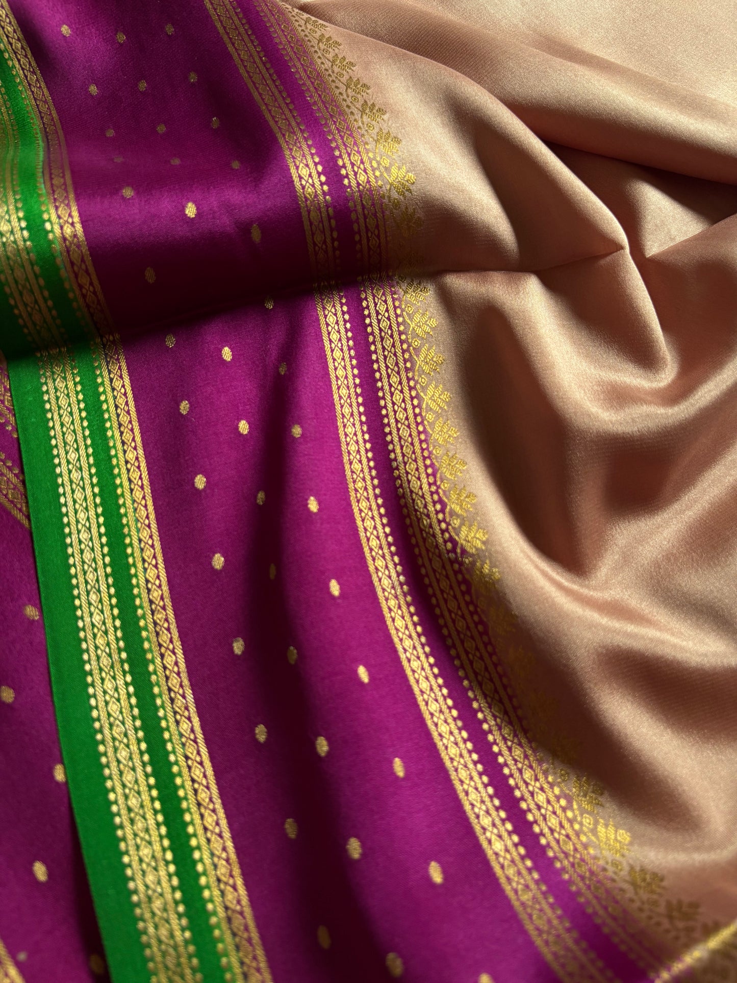 Drishti (3D) : Pinkish beige-magenta-green