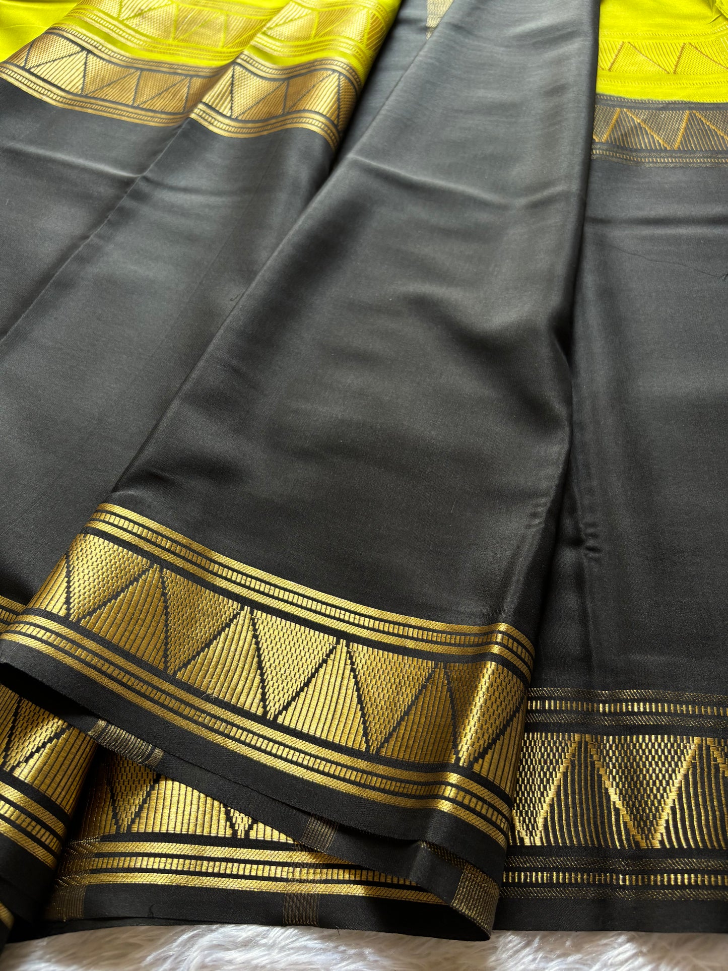 Dhwani (2D) : Olive-black