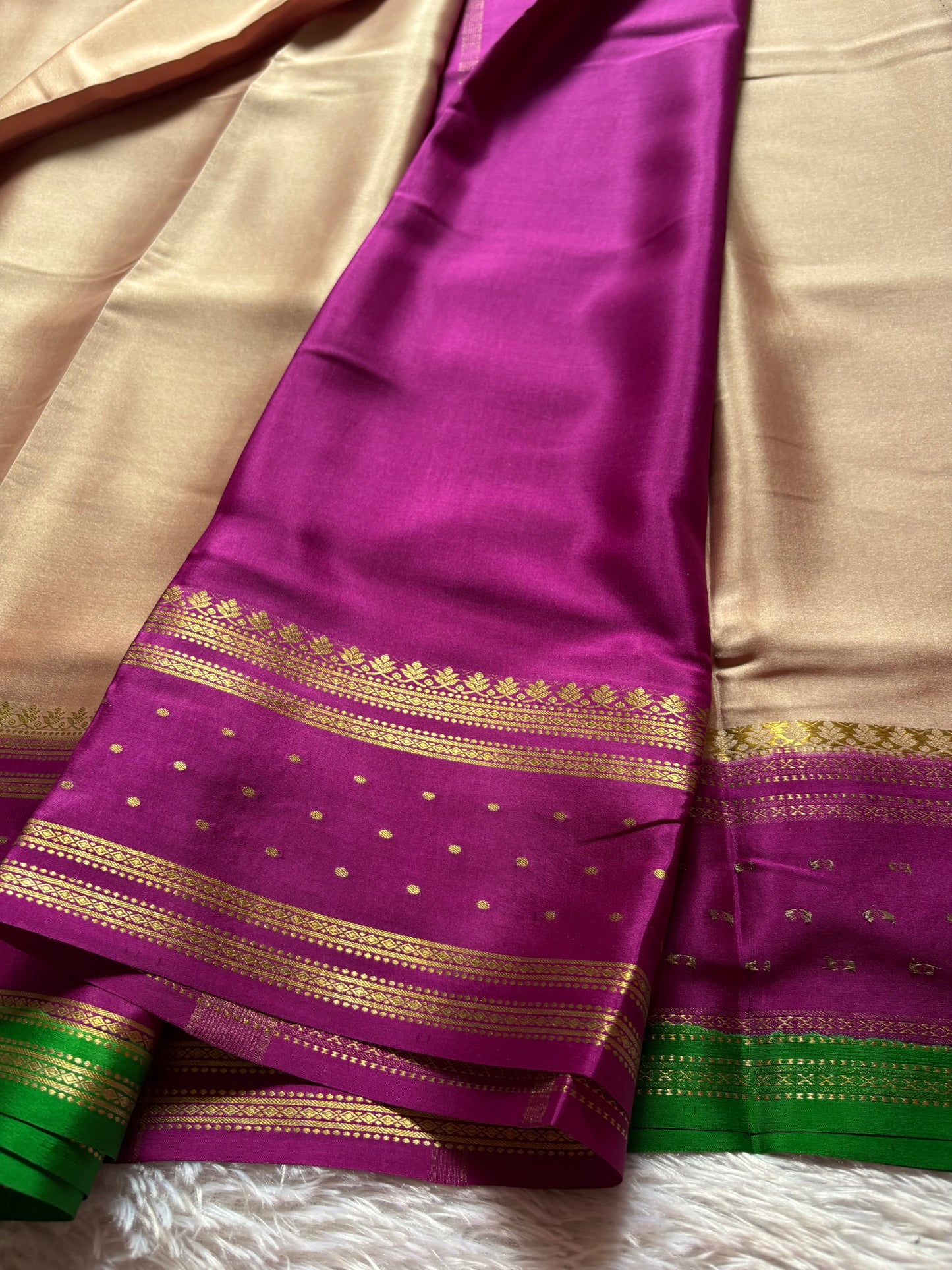Drishti (3D) : Pinkish beige-magenta-green