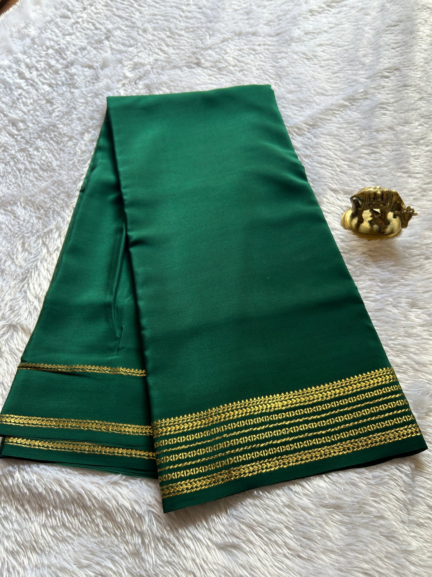Akshaya : Solid Bottle green
