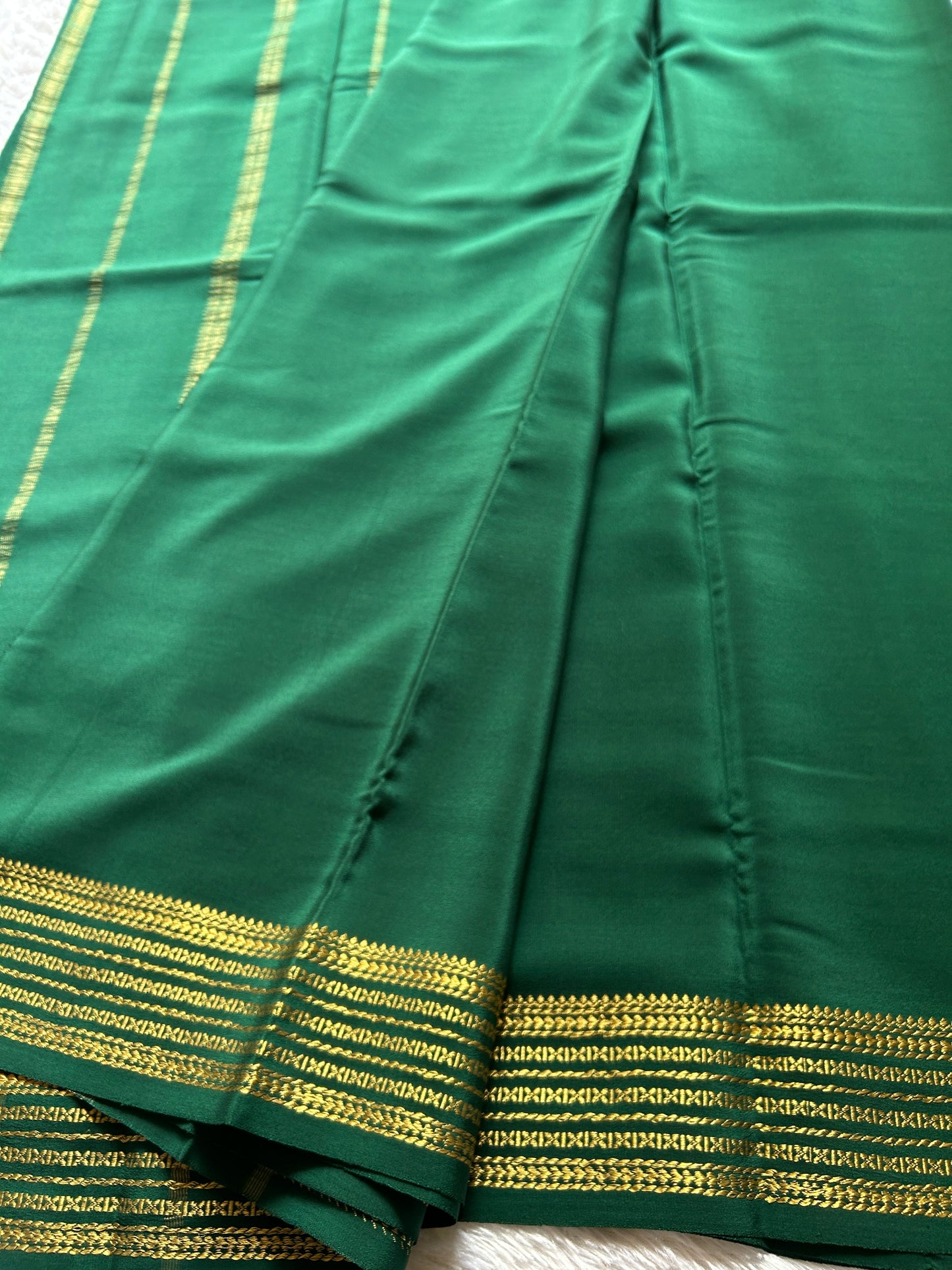 Akshaya : Solid Bottle green