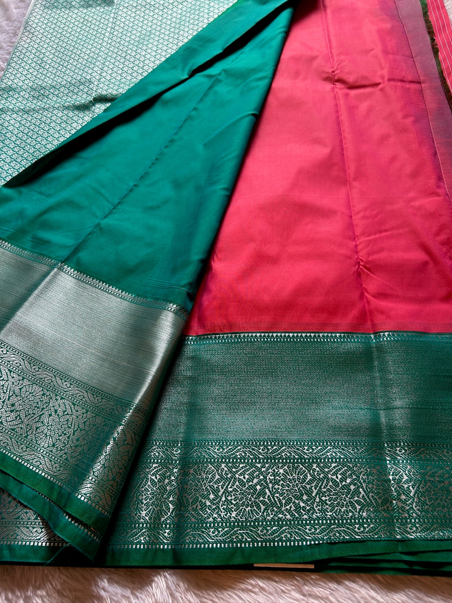 Semi soft silk (2D) : Red-bottle green