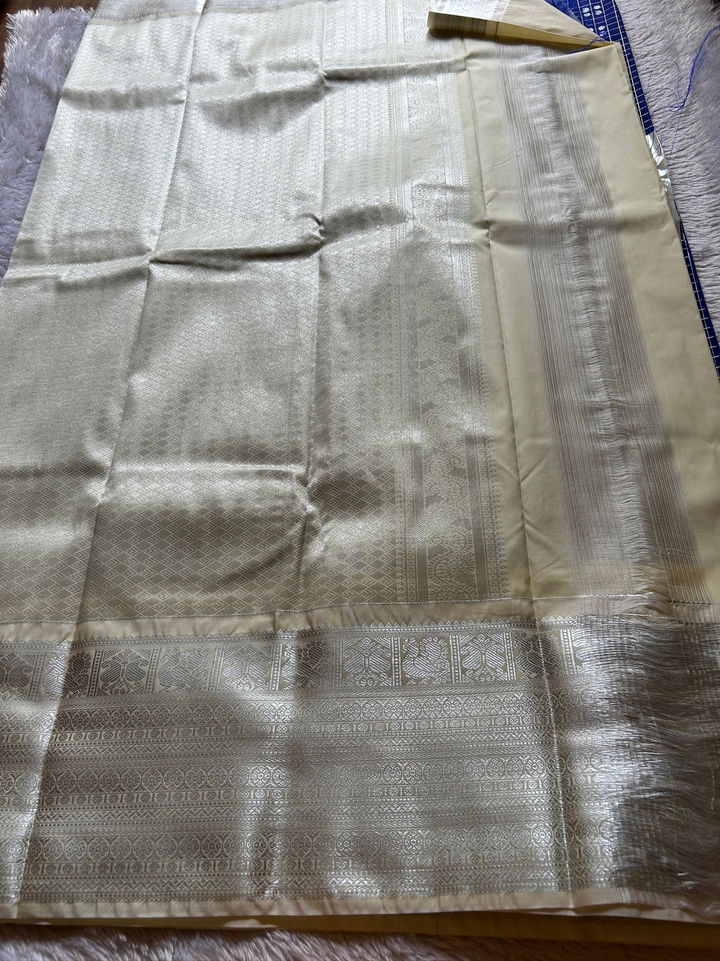 Semi soft silk (2D) : Navy blue-off white
