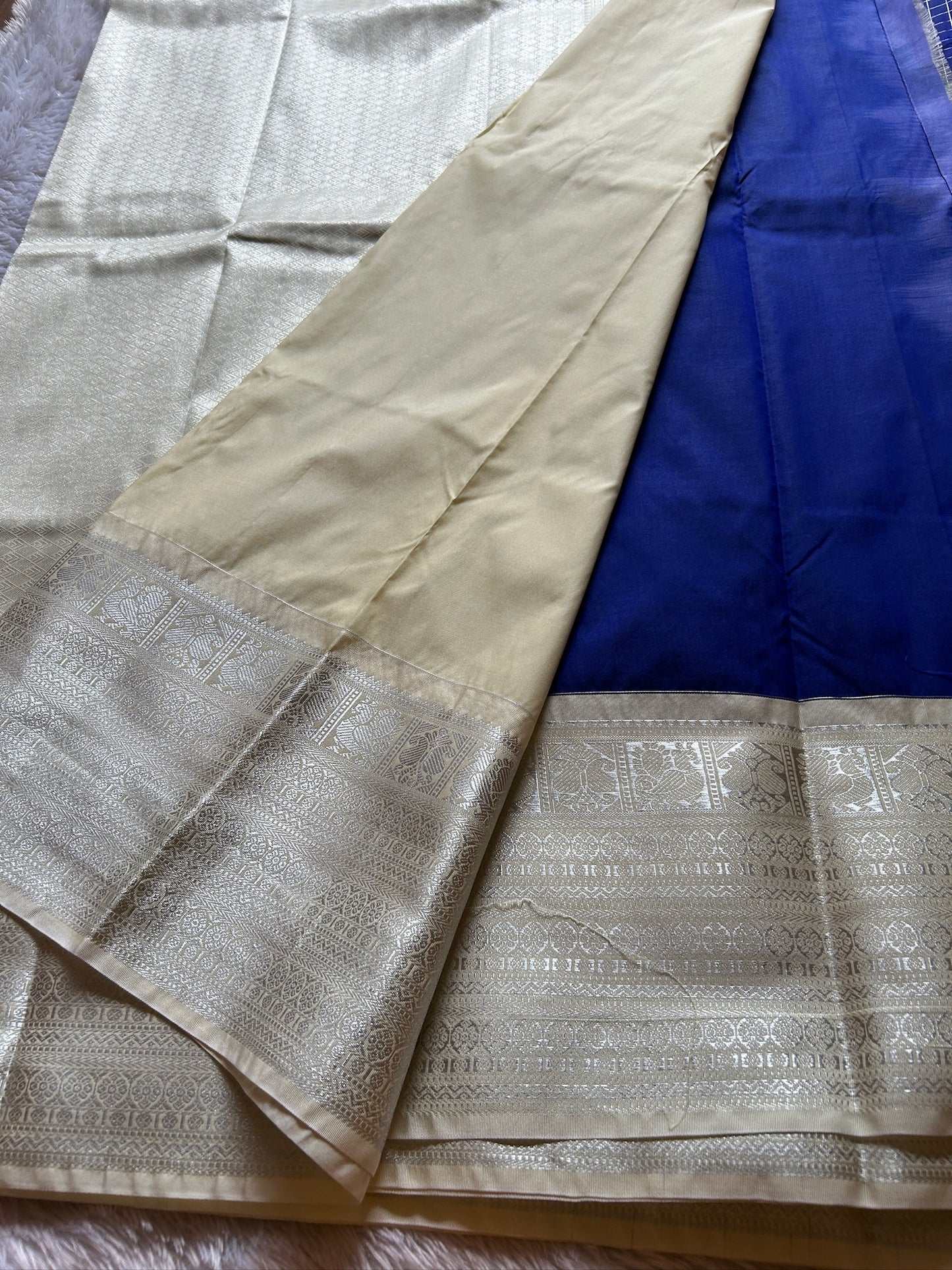 Semi soft silk (2D) : Navy blue-off white