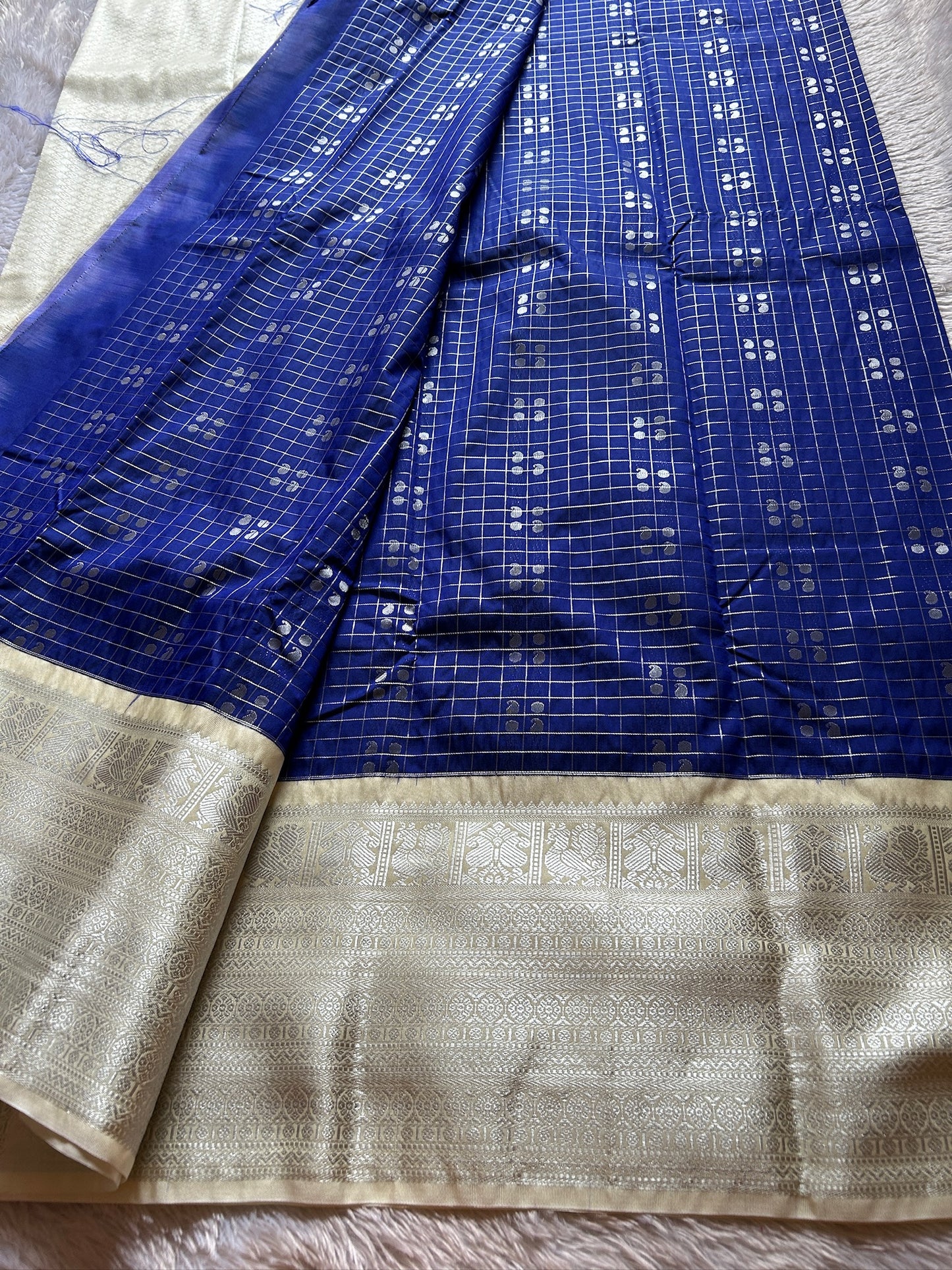 Semi soft silk (2D) : Navy blue-off white