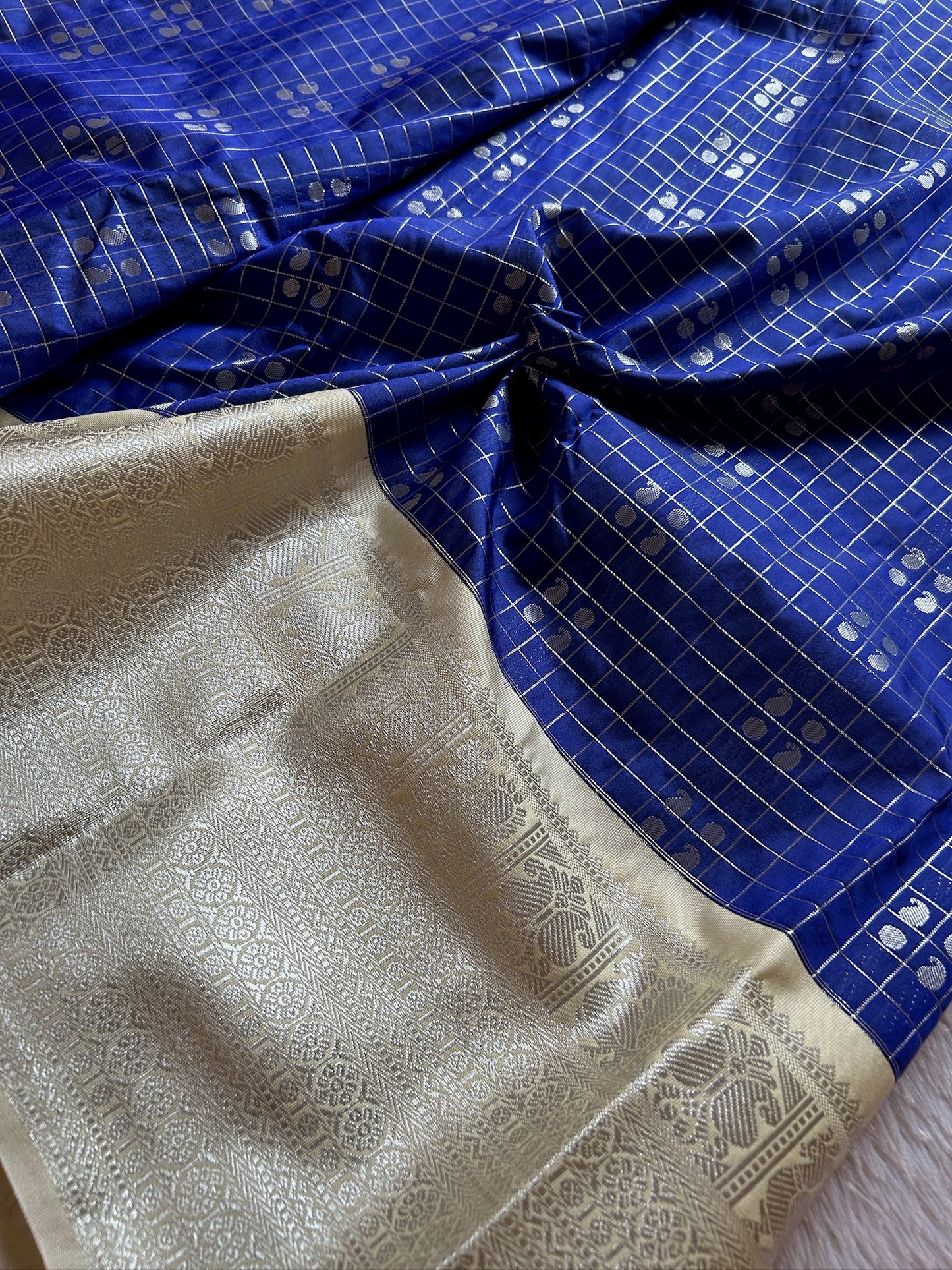 Semi soft silk (2D) : Navy blue-off white