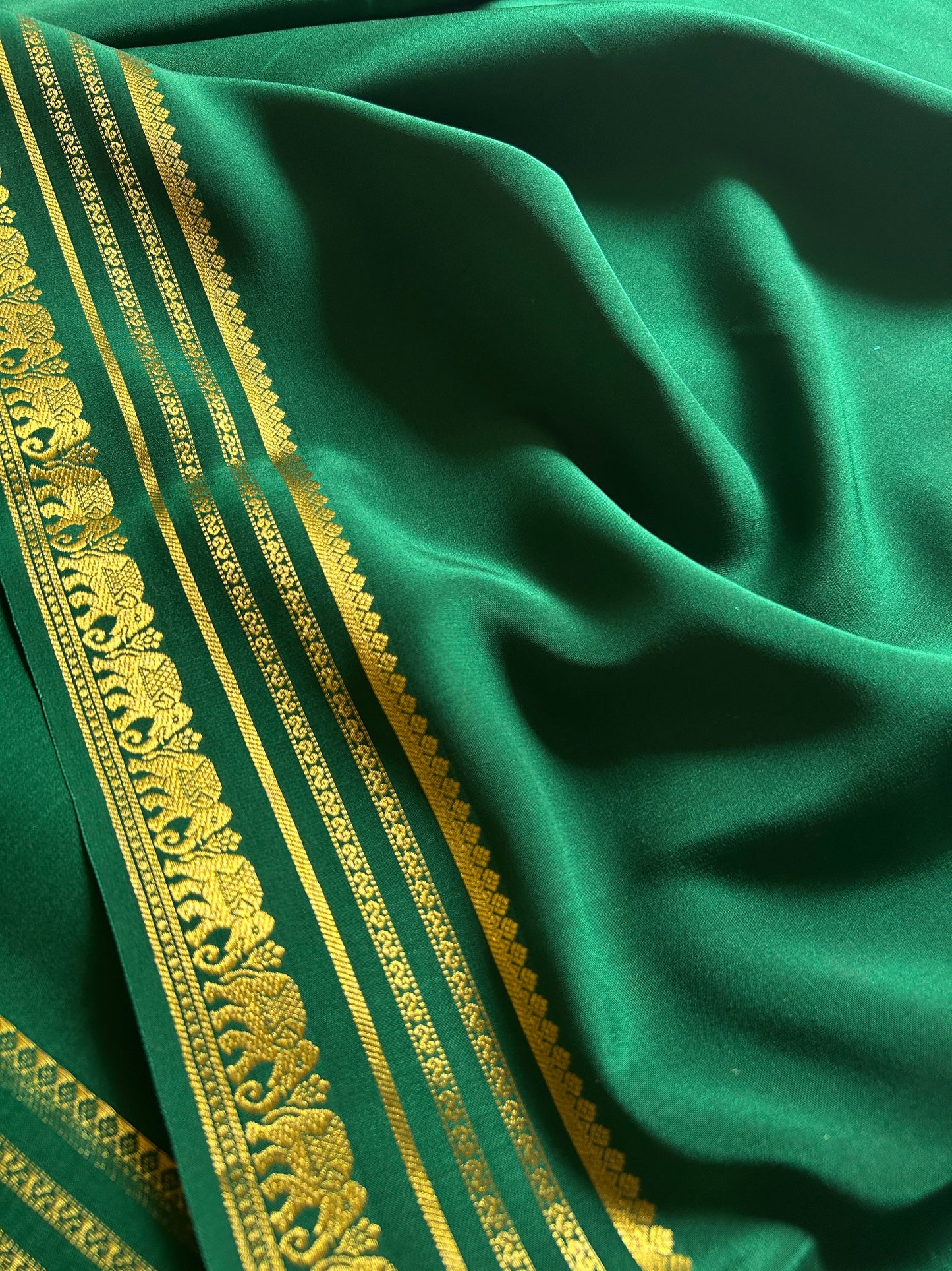 Eshwari : Solid Bottle green