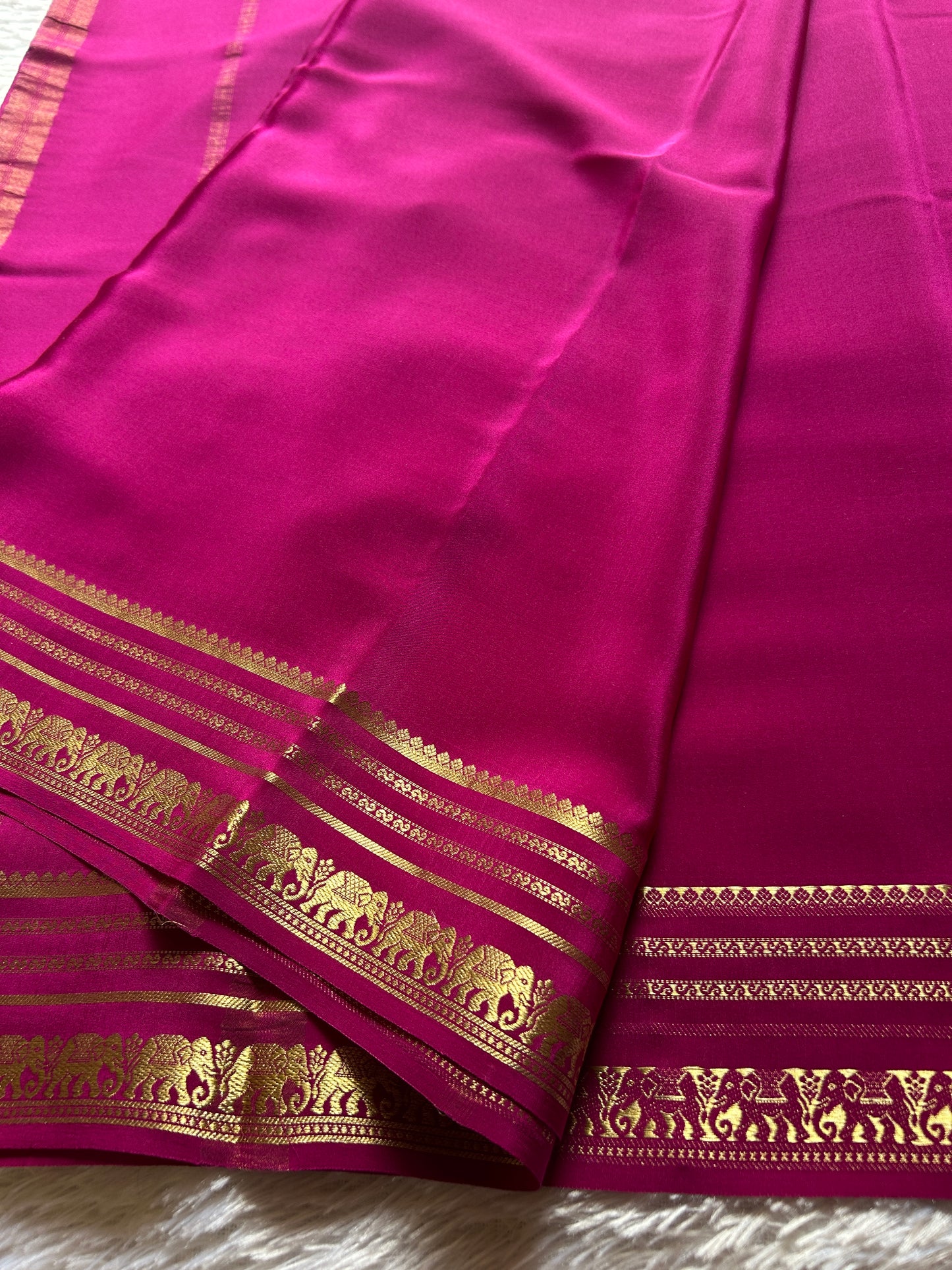 Eshwari : Solid Magenta pink