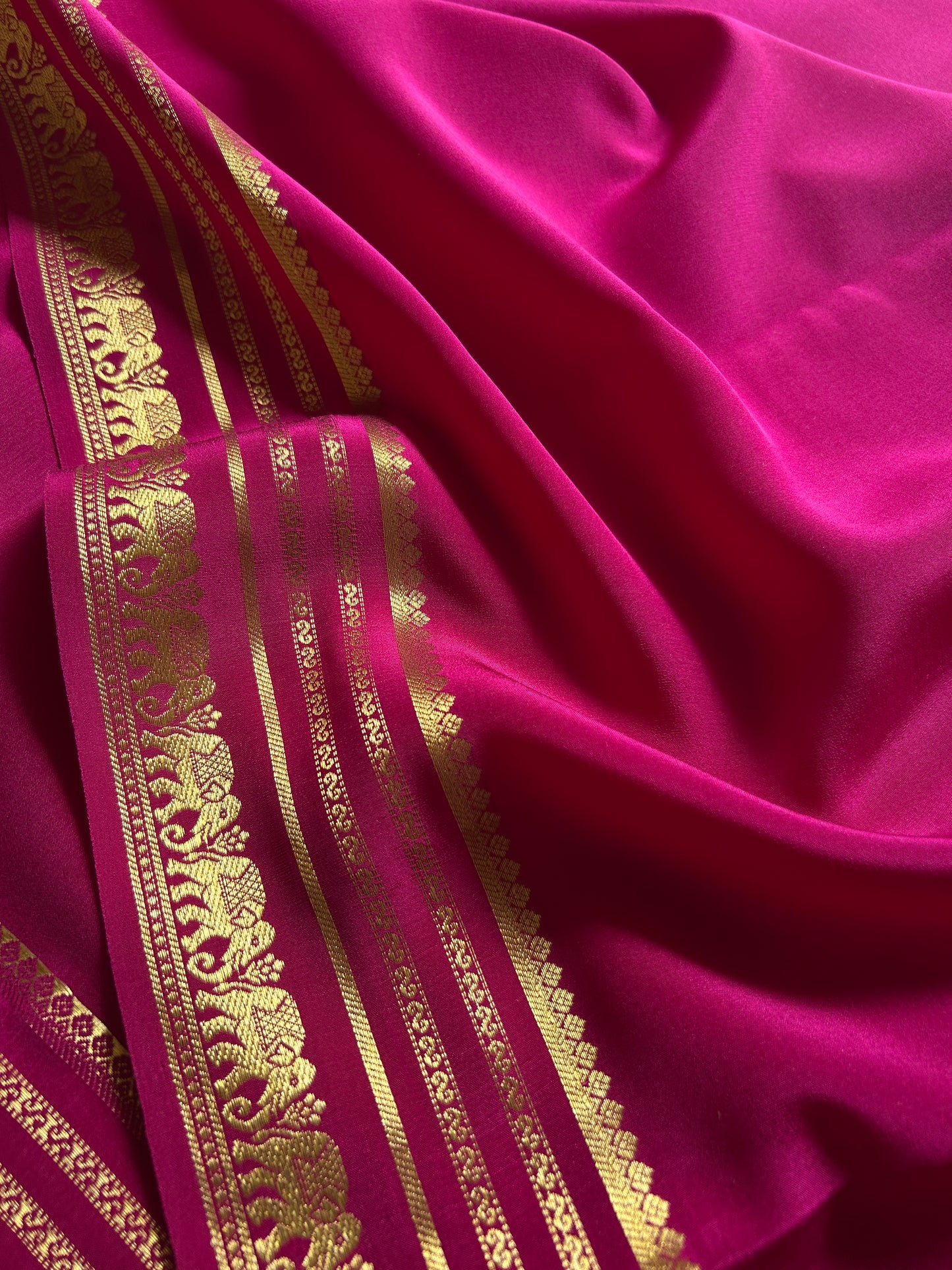 Eshwari : Solid Magenta pink