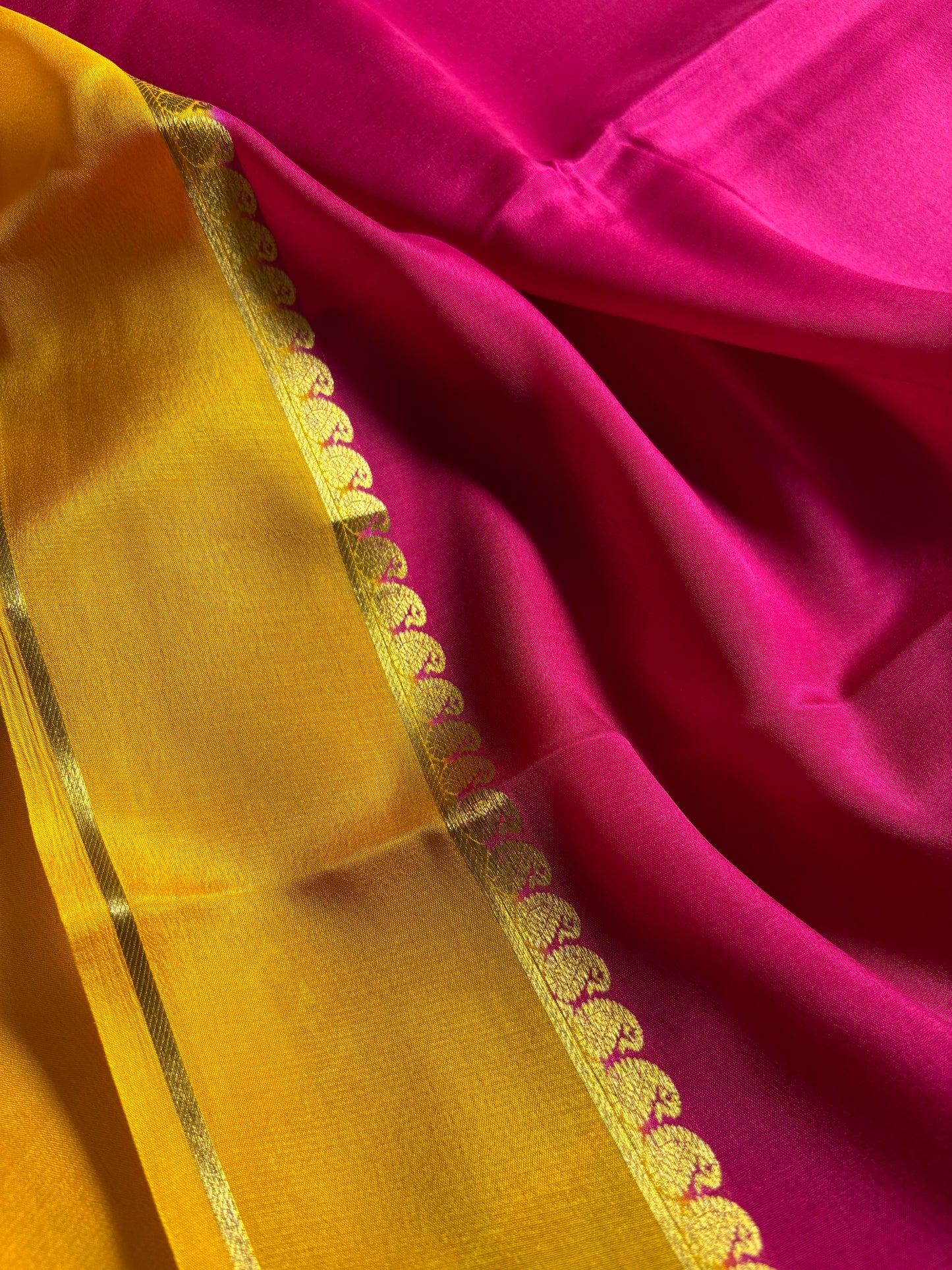 Mala (2D) : Dark pink-golden yellow