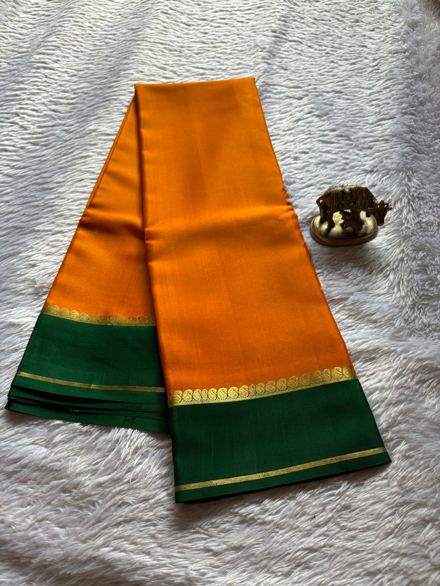 Mala (2D) : Light orange-bottle green