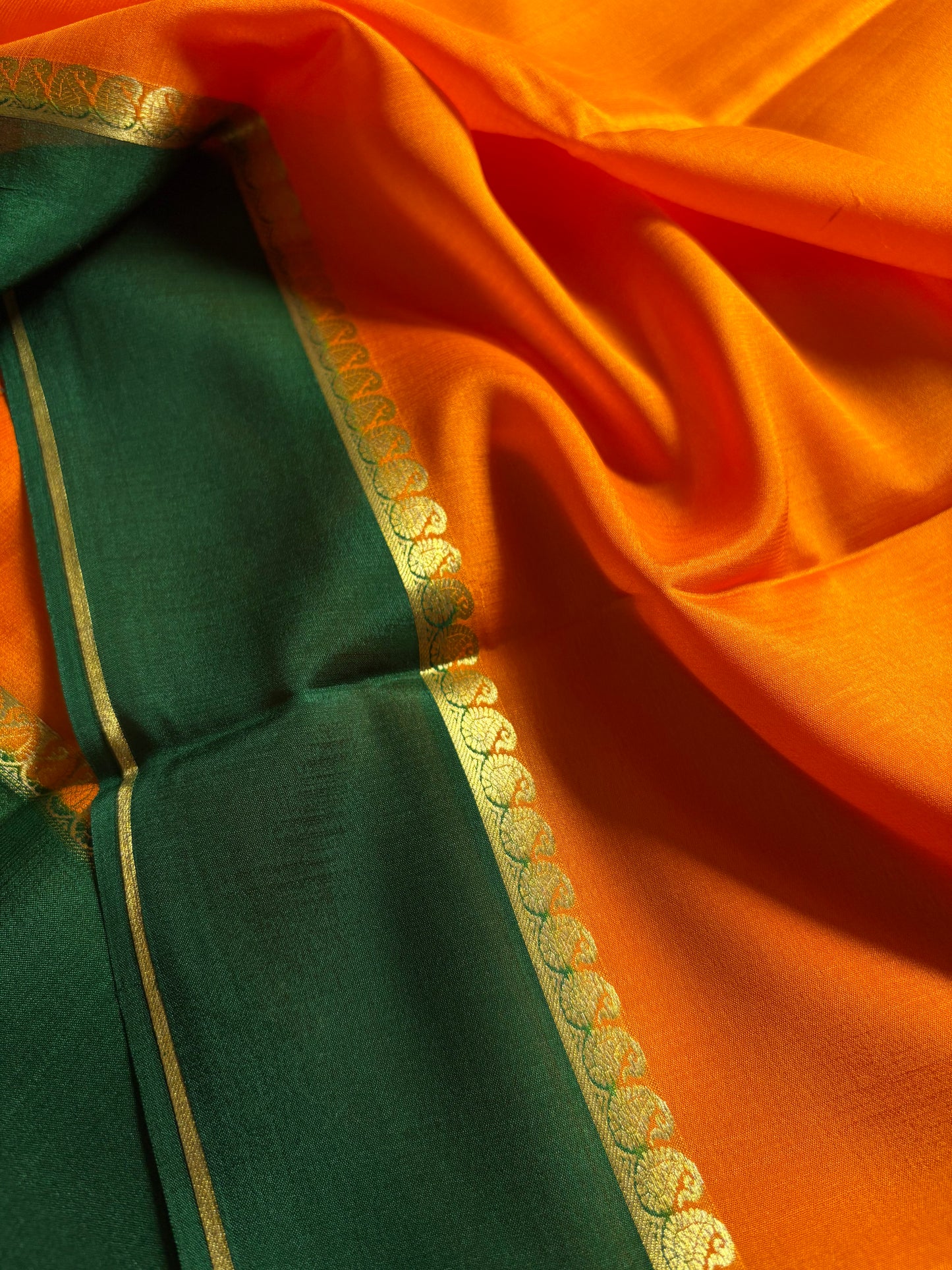 Mala (2D) : Light orange-bottle green