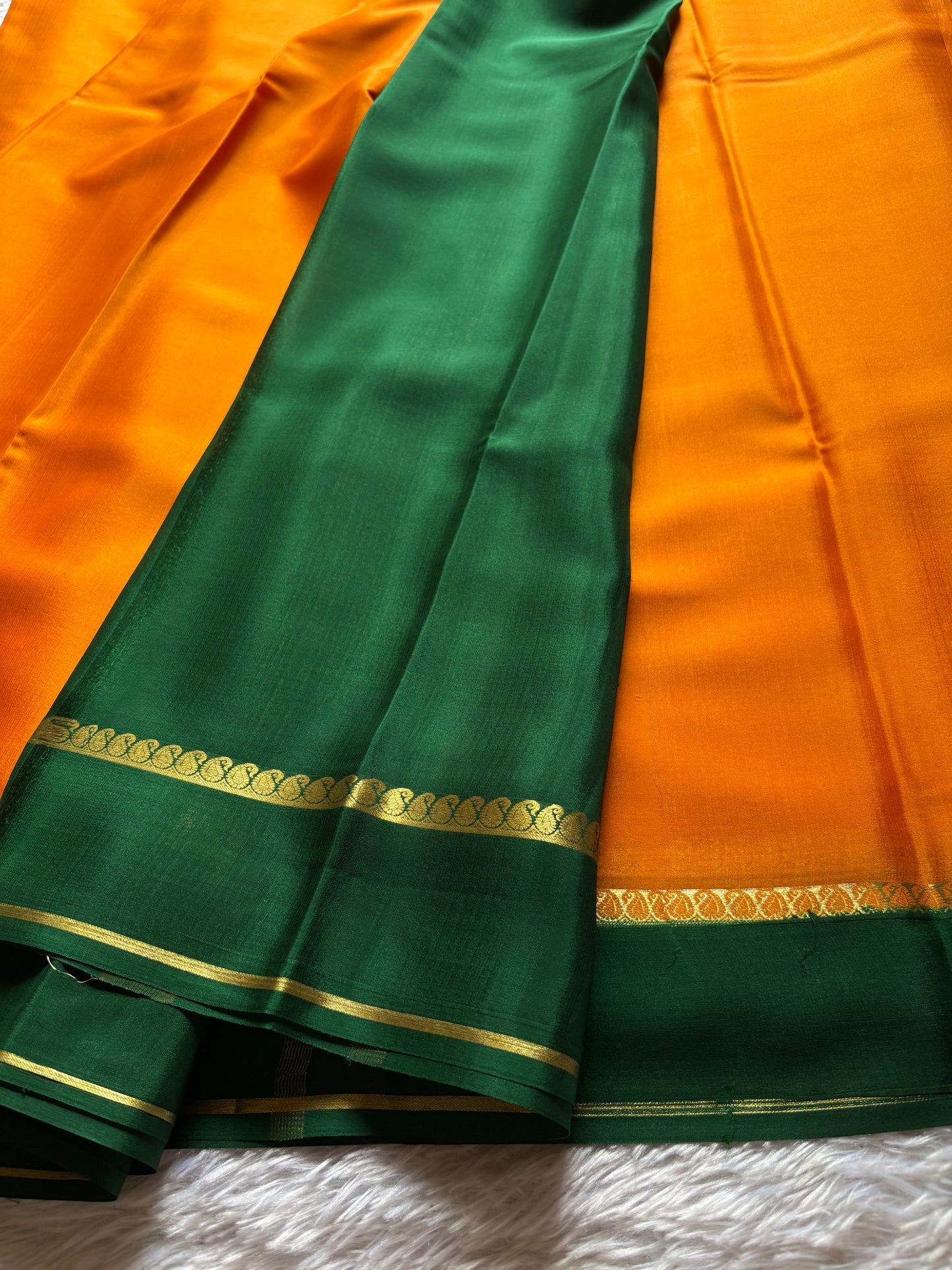 Mala (2D) : Light orange-bottle green