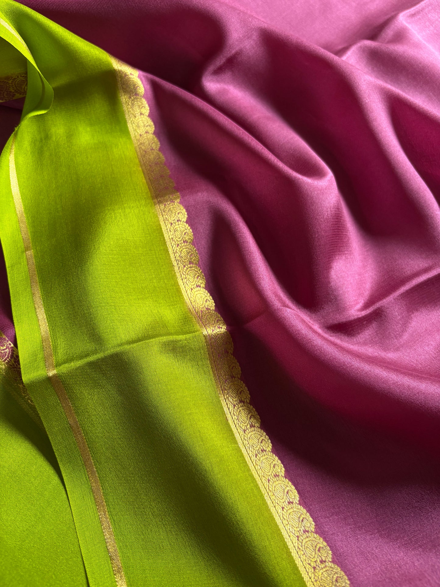 Mala (2D) : Onion pink-mehendi green